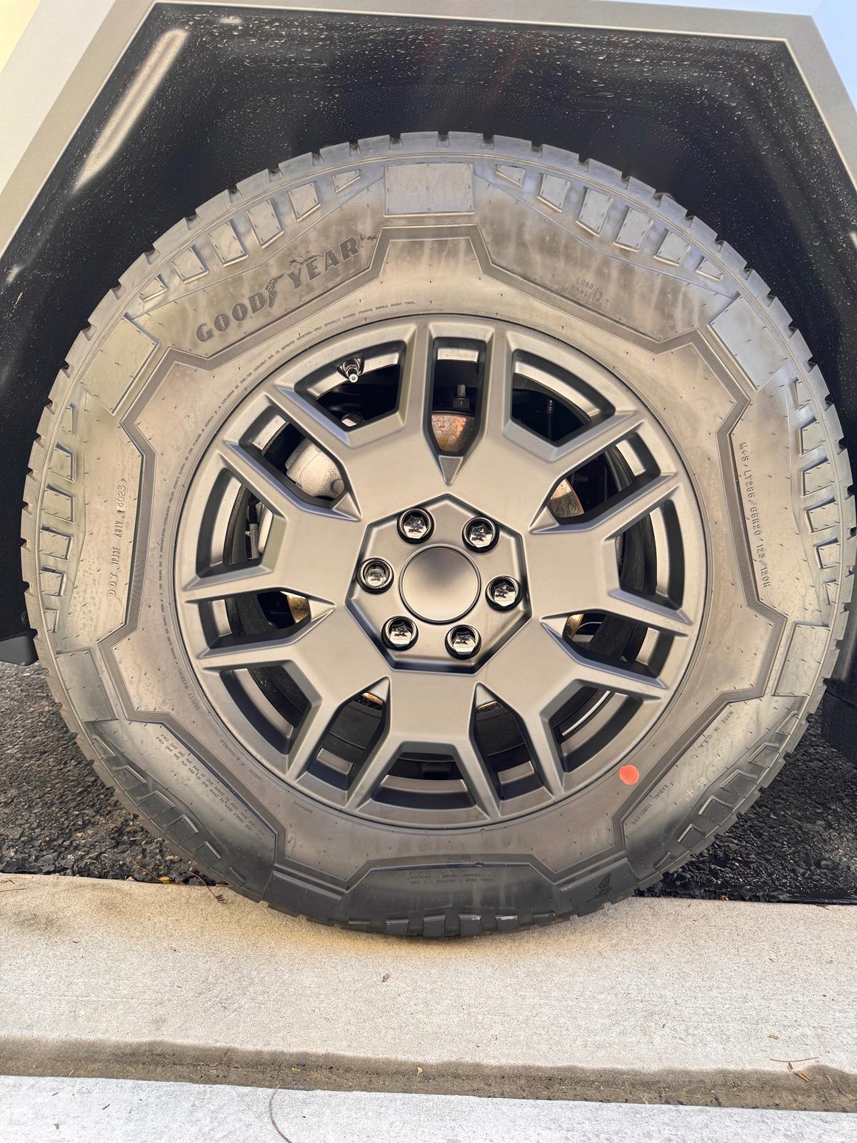 Tesla Cybertruck New Replacement Lug Nuts In Black + DIY Painted Center Caps IMG_1099
