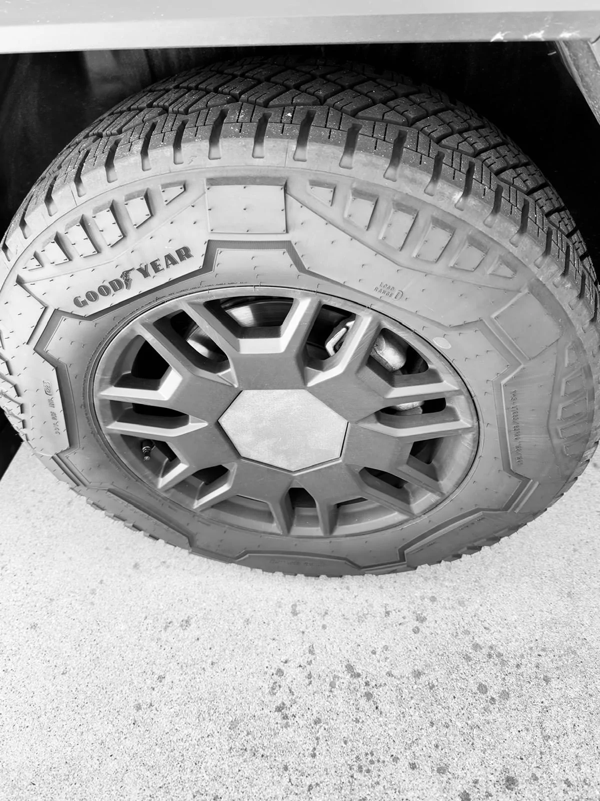 Tesla Cybertruck Anyone knows of alternative for Cybertruck Lug nuts and wheel cover? IMG_2264