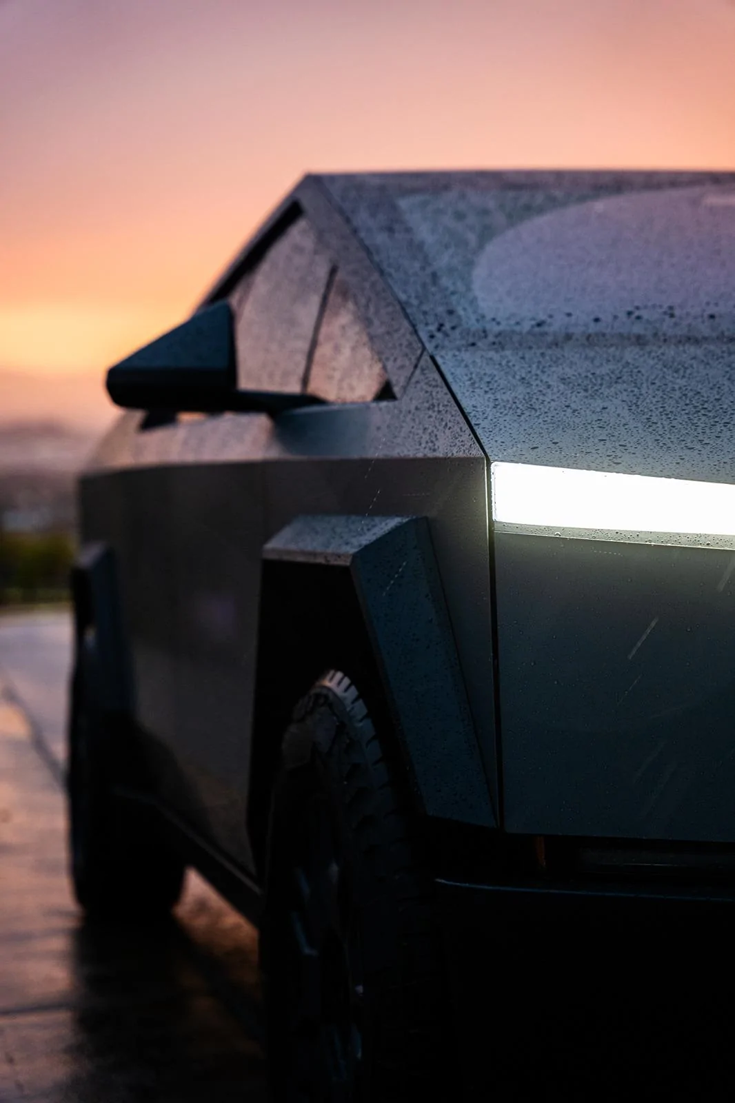Tesla Cybertruck Cybertruck door unlock itself after rain 1000024873