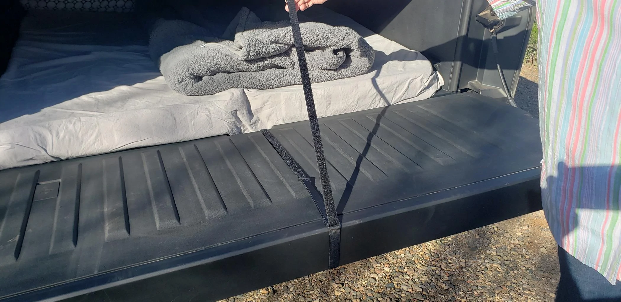 Tesla Cybertruck Vault vent for sleeping Gate Strap 1