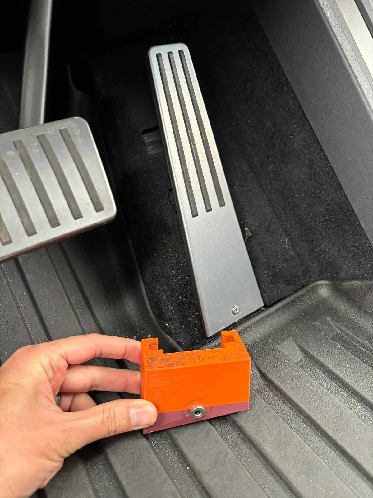 Tesla Cybertruck Watch the Accelerator Pedal Recall Fix being done live GLnwE1LboAAdDPk