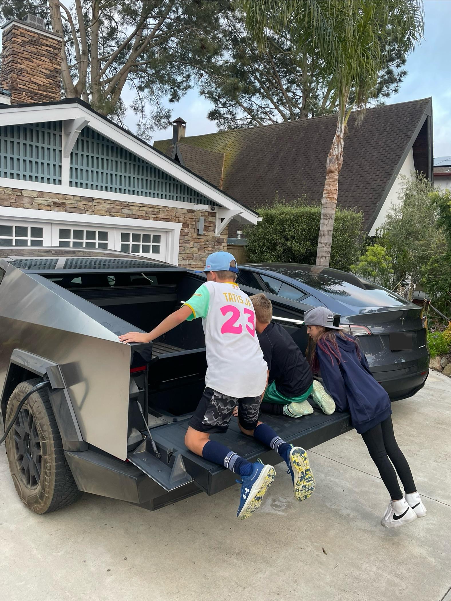 Tesla Cybertruck Kids are fascinated with the CT IMG_5632