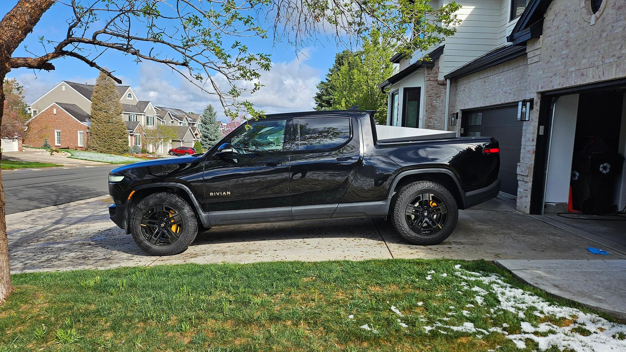 Tesla Cybertruck Cybertruck vs Rivian R1T review from a long term owner 20240428_092326