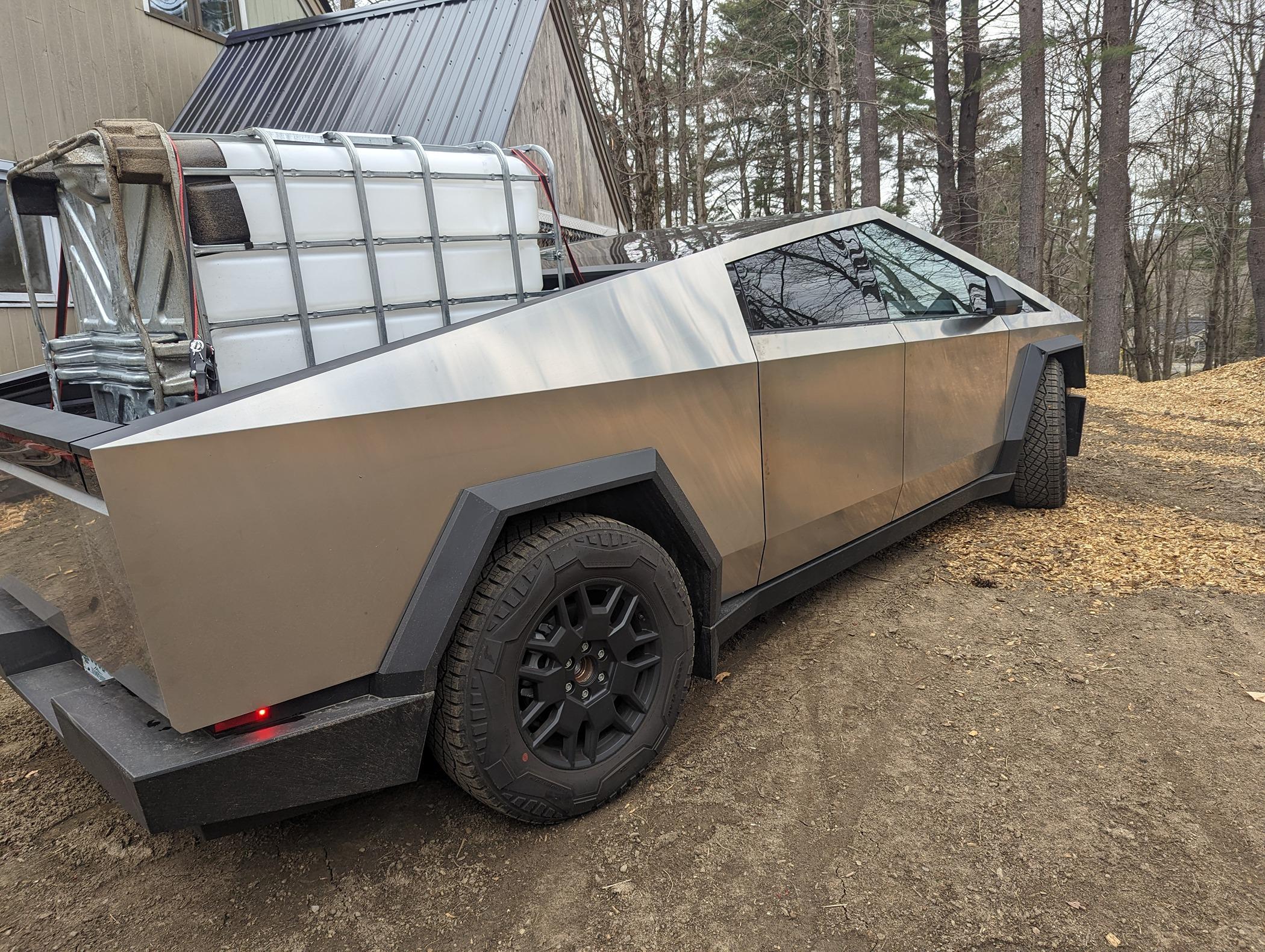 Tesla Cybertruck 🦾 Cybertruck doing truck stuff!  Post your photos! PXL_20240424_132359492