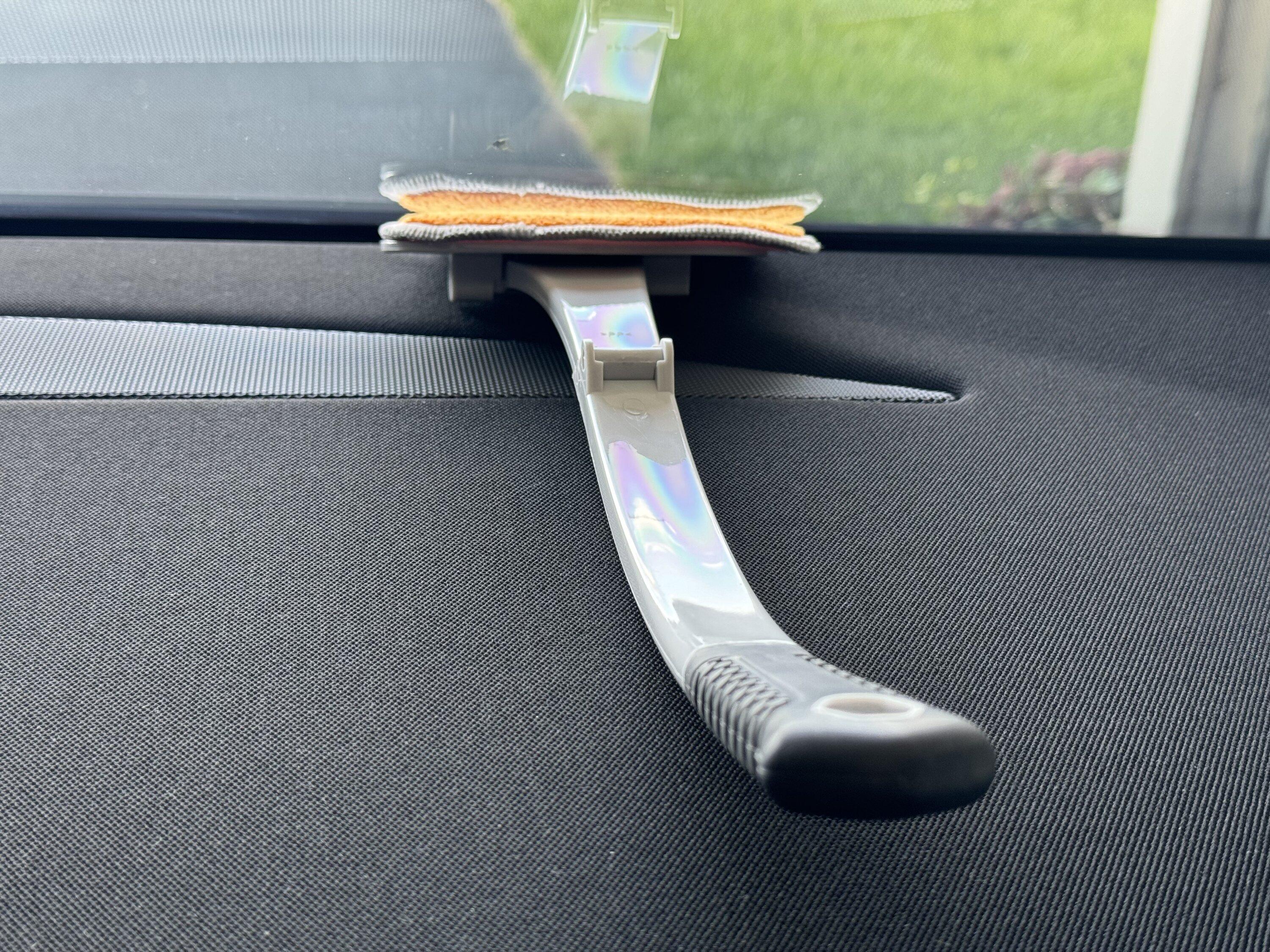 Tesla Cybertruck Cheap and effective windshield cleaner for inside glass window : cleaning pole / wand IMG_3908