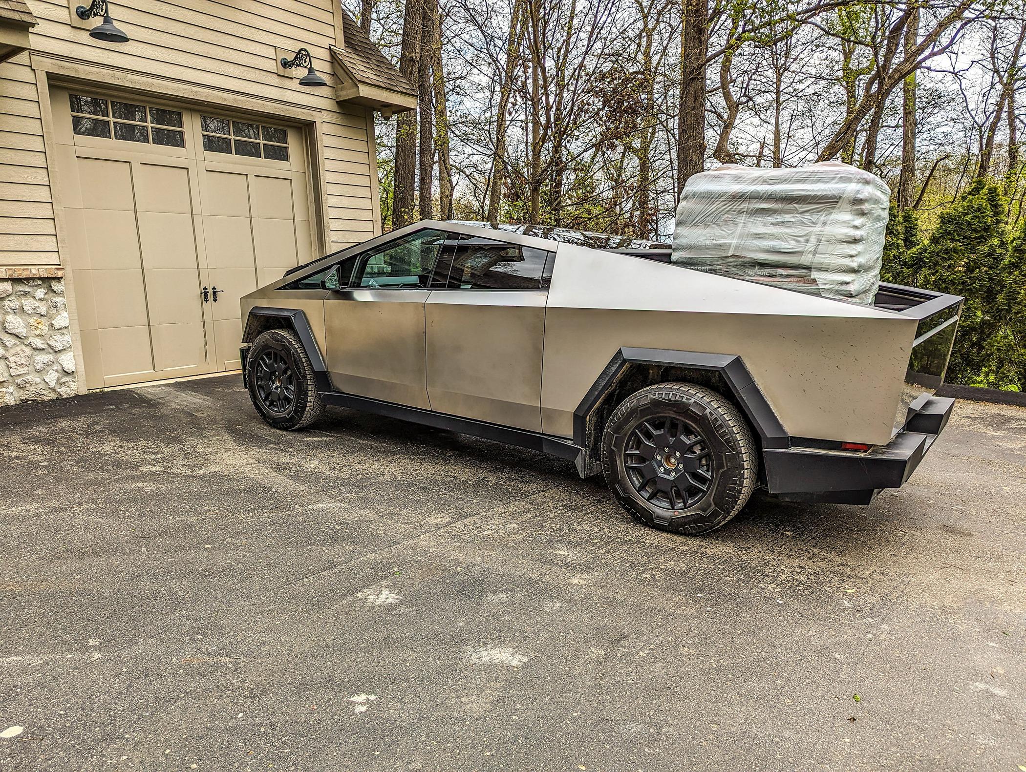 Tesla Cybertruck 🦾 Cybertruck doing truck stuff!  Post your photos! PSX_20240429_165725~2