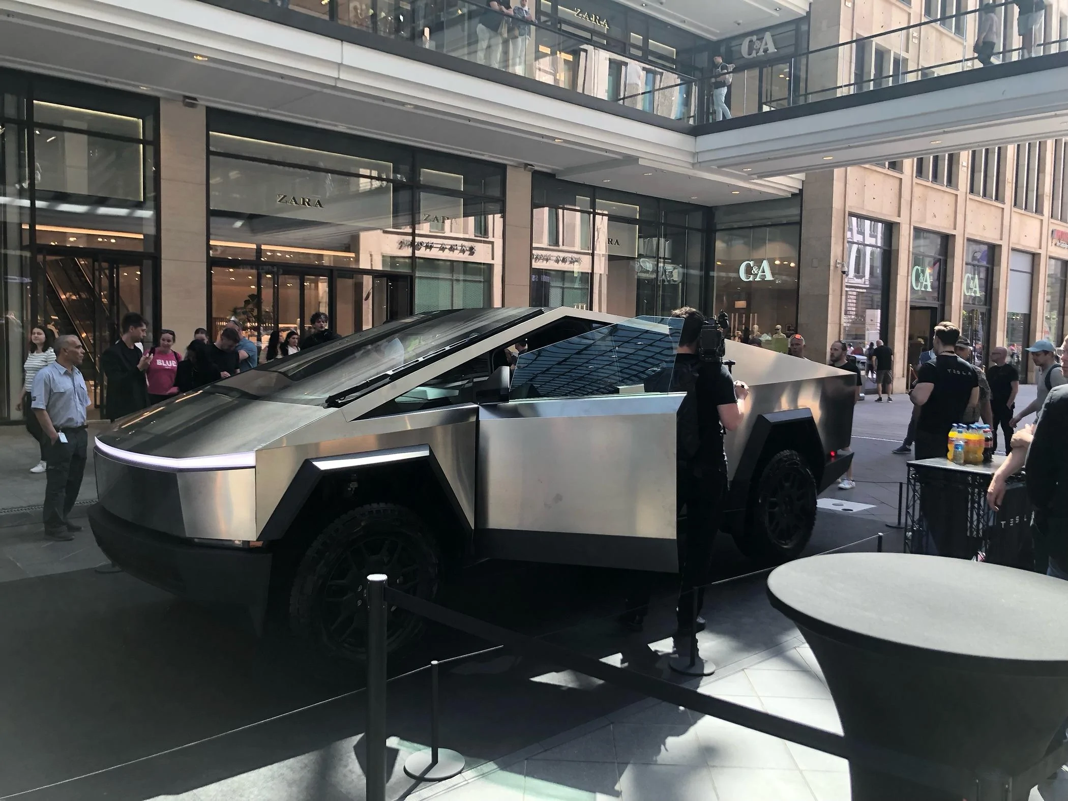 Tesla Cybertruck Cybertruck pics from its European "Odyssey" tour GMlPnYNXYAAnAf-