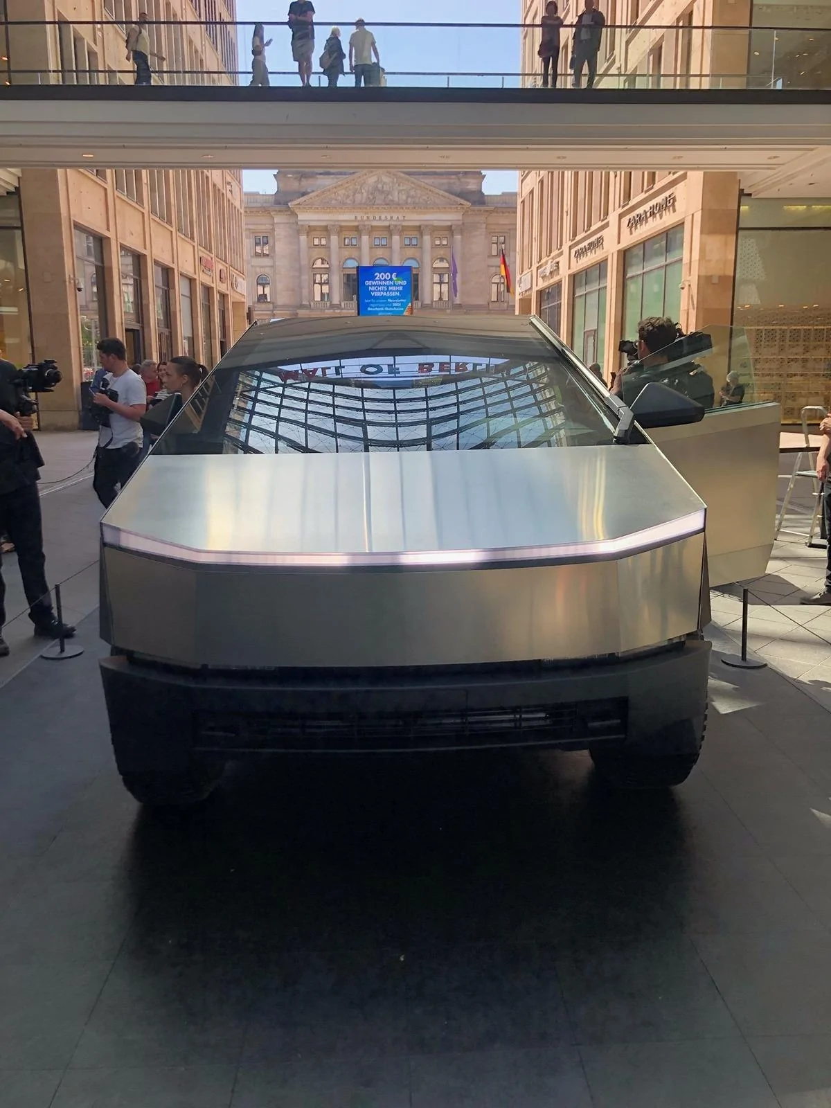 Tesla Cybertruck Cybertruck pics from its European "Odyssey" tour GMlPsuZXcAAdW4c