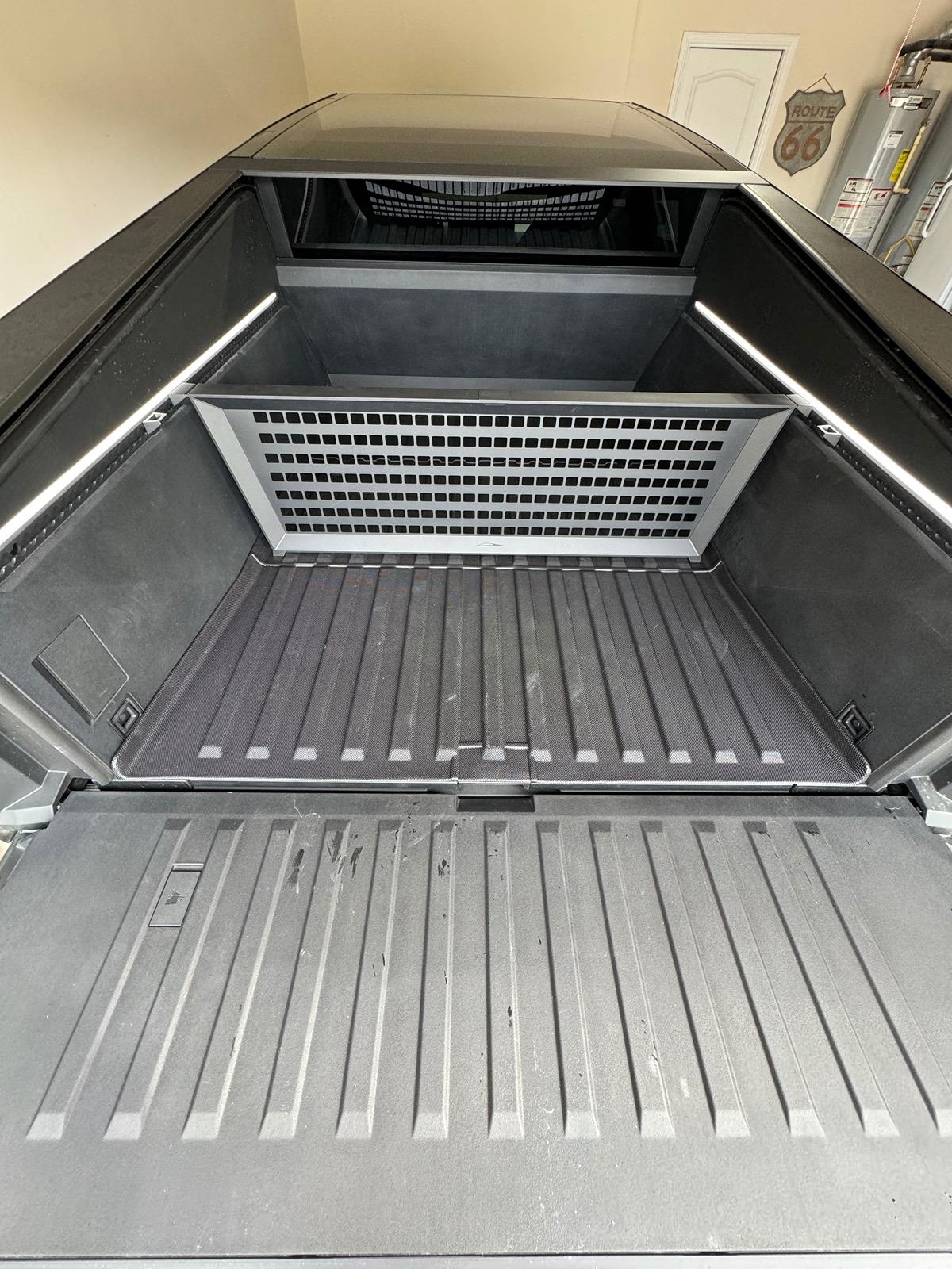 Tesla Cybertruck Installed a bed mat IMG_6137