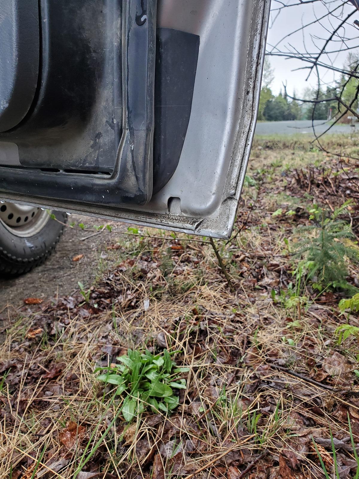 Tesla Cybertruck Potential injury warning: Leg cut by door corner (warning: graphic image) 20240505_081828