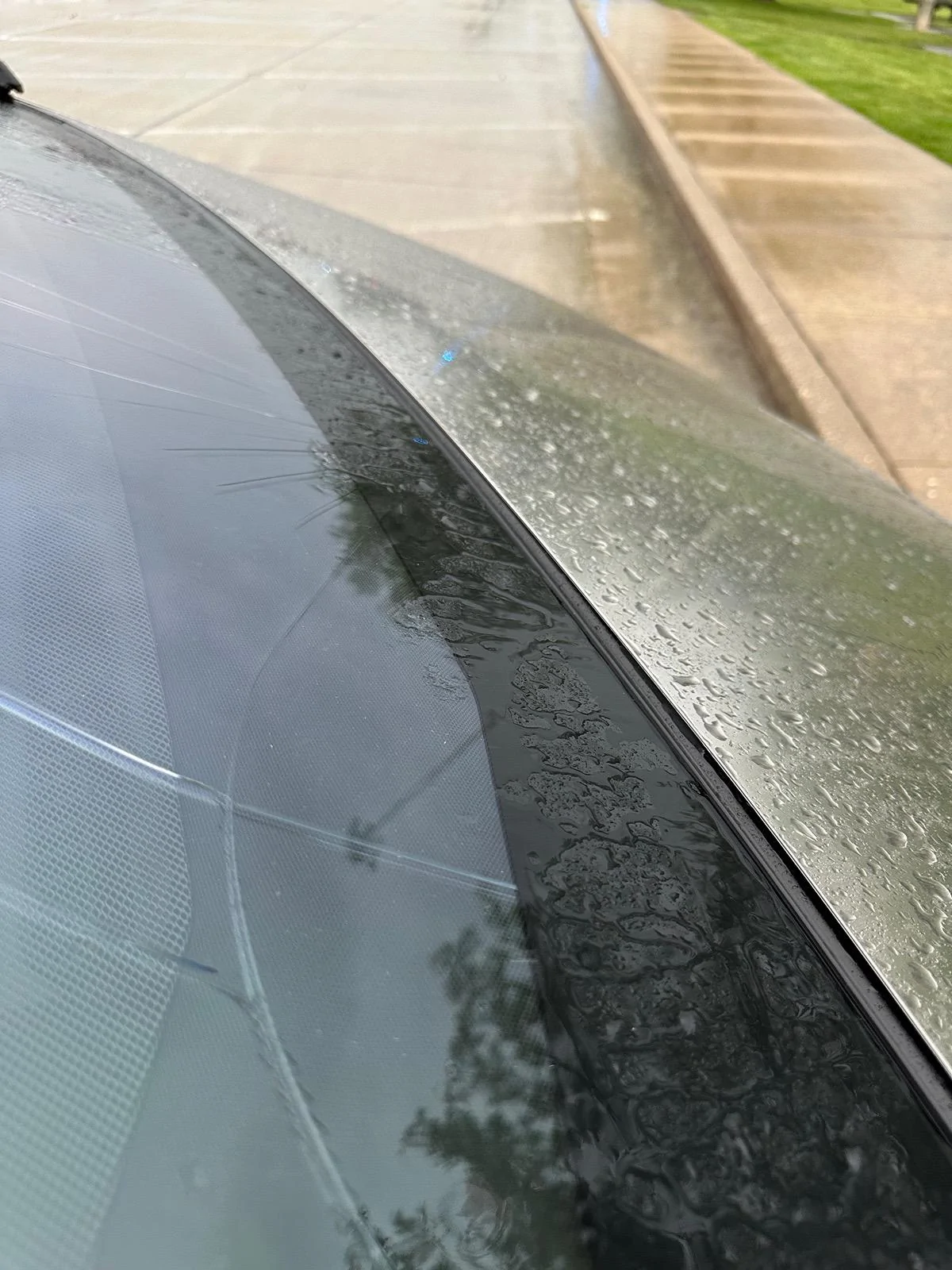 Tesla Cybertruck Windshield cracked on delivery day IMG_3417