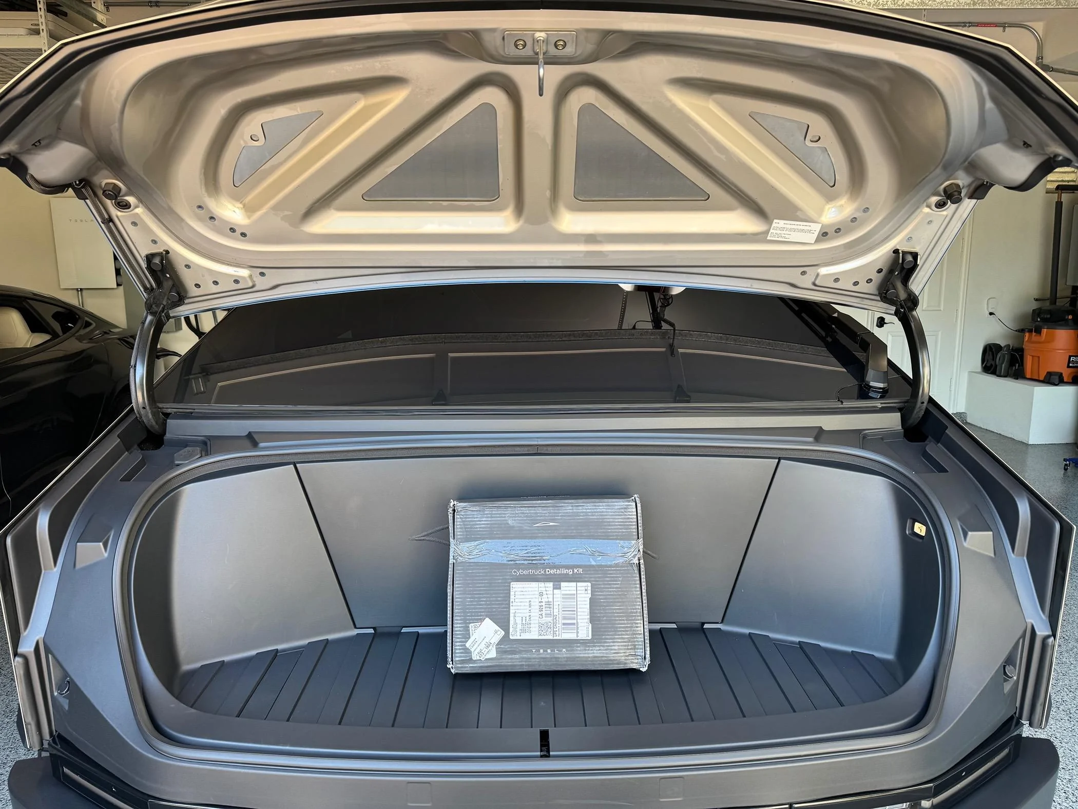 Tesla Cybertruck Cybertruck Cleaning Kit Received IMG_0991