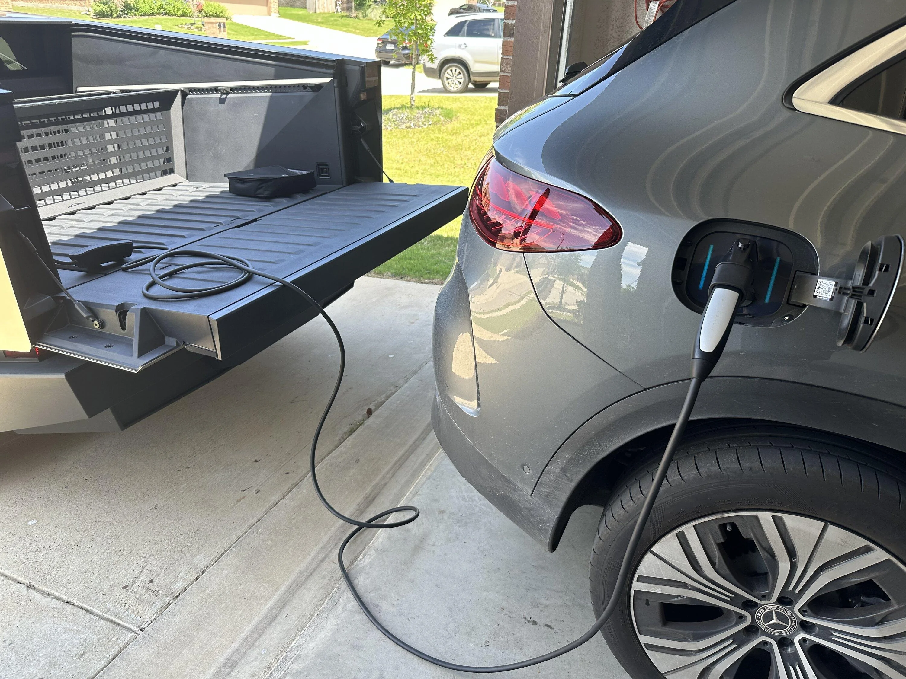 Tesla Cybertruck V2V charging a Mercedes EQE IMG_2230