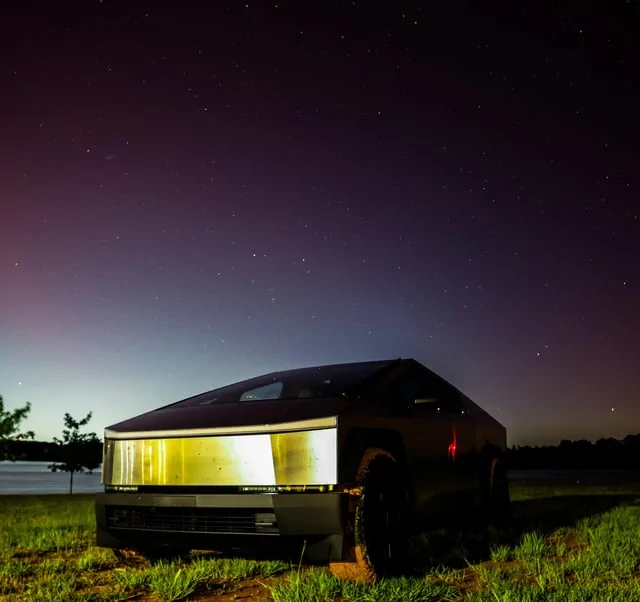 Tesla Cybertruck Northern Lights Aurora Borealis w/ Cybertruck - post yours took-the-cybertruck-out-to-check-out-the-northern-lights-v0-3dd7d7pwbqzc1 (1)
