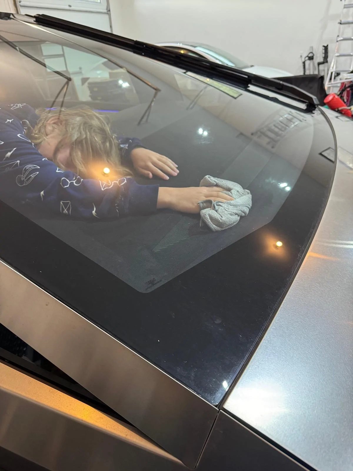 Tesla Cybertruck How do you guys do it? Cleaning windshield interior glass IMG_8580