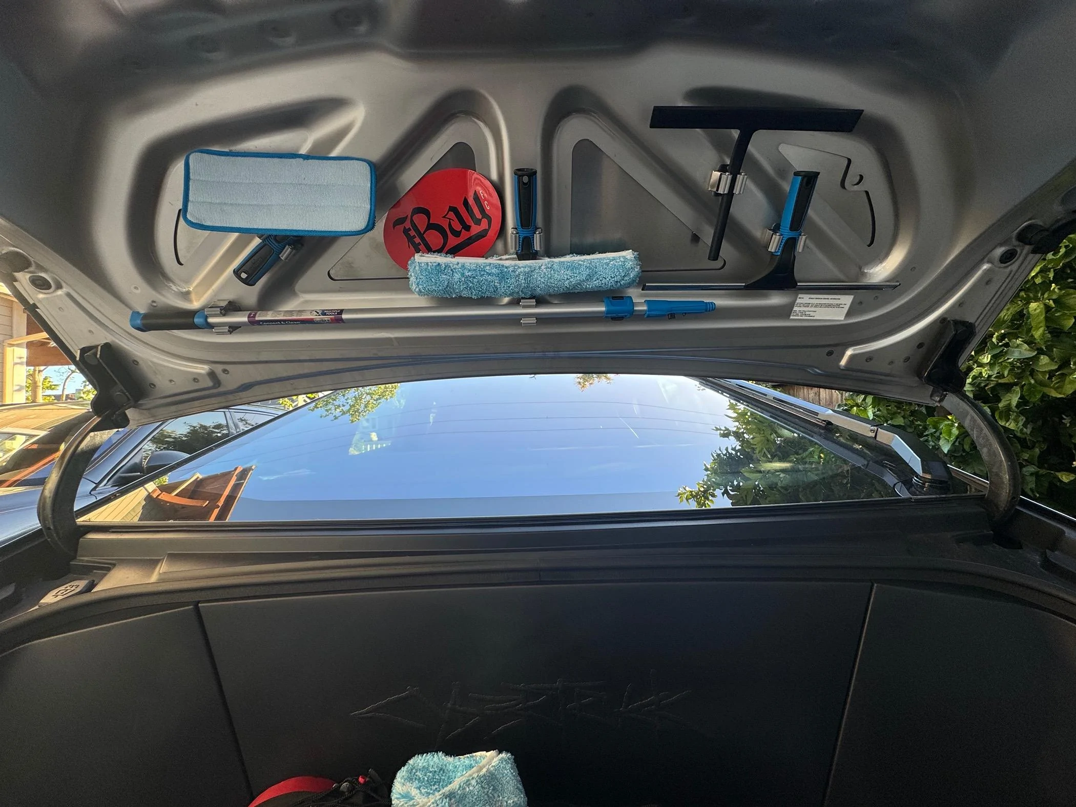Tesla Cybertruck How do you guys do it? Cleaning windshield interior glass IMG_8689