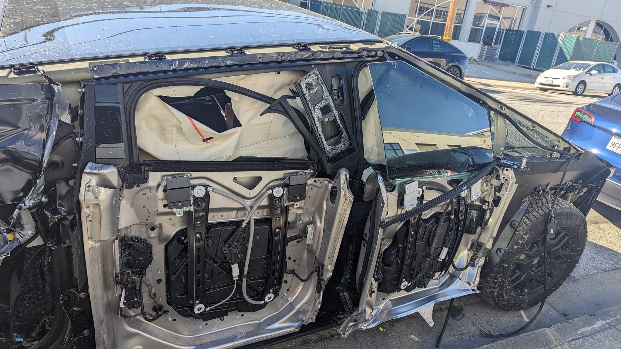 Tesla Cybertruck Cybertruck crashes into a ditch and here's the result GNgyTpYbcAAN_ax