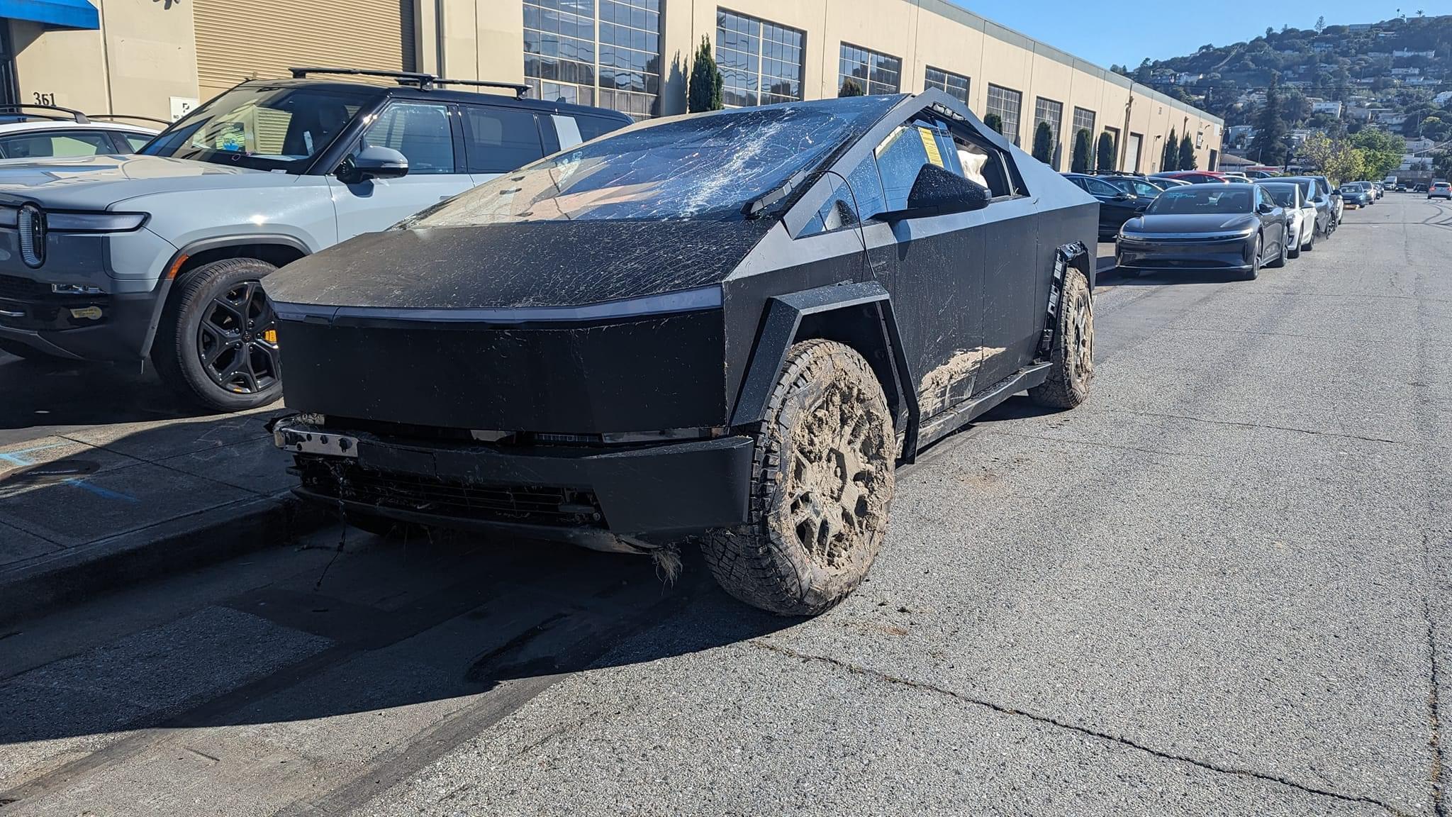 Tesla Cybertruck Cybertruck crashes into a ditch and here's the result GNgyTpba8AAThZP