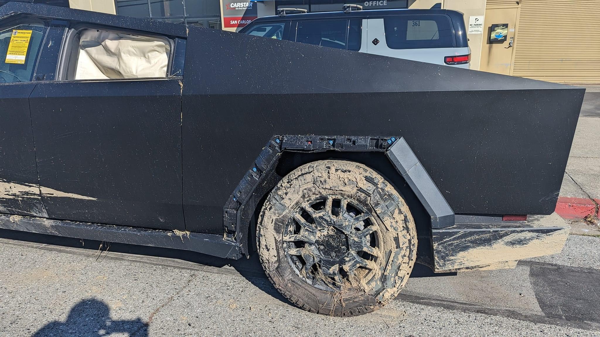 Tesla Cybertruck Cybertruck crashes into a ditch and here's the result GNgyTpdbgAAOd4n