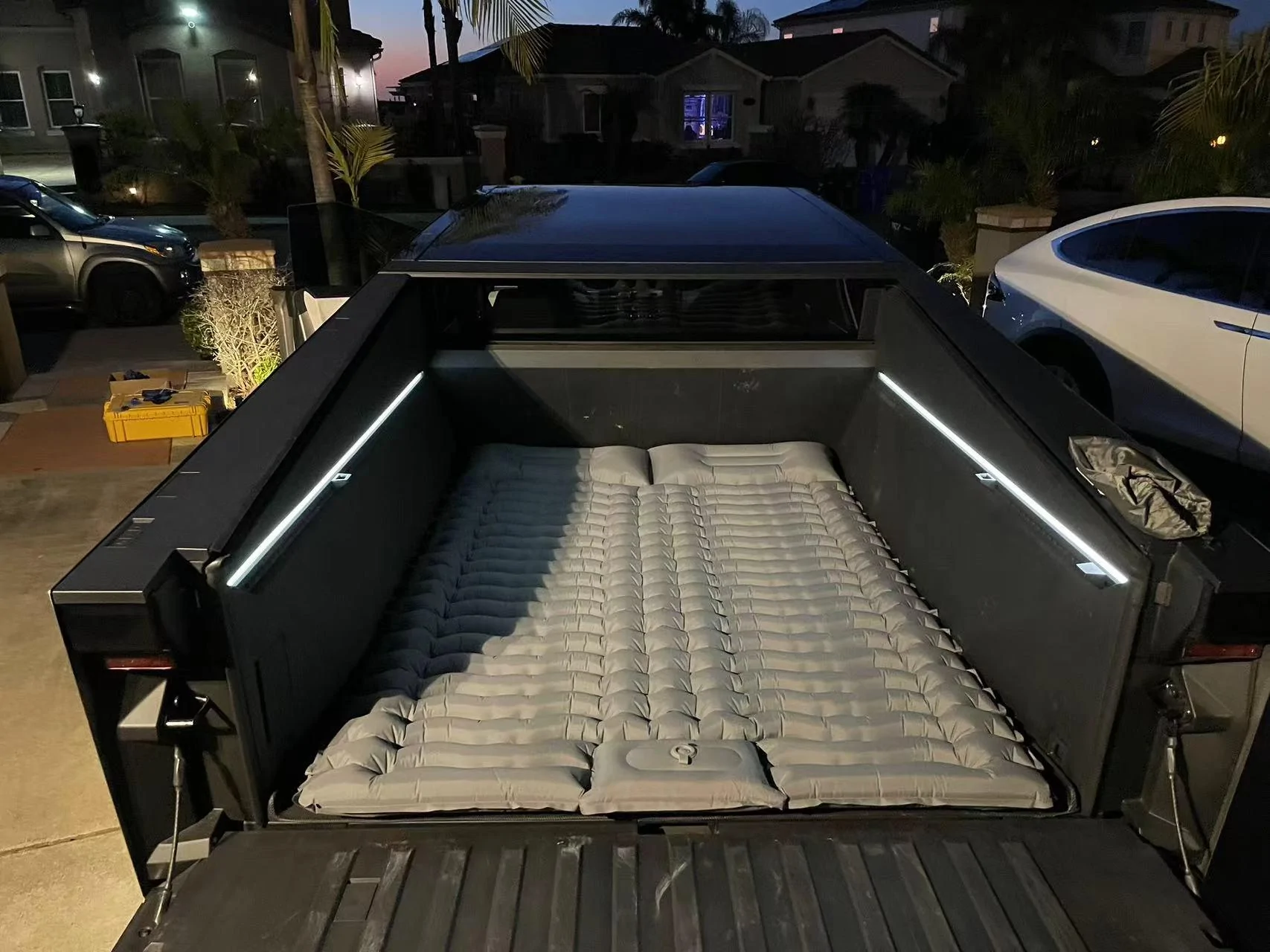 Tesla Cybertruck Cybertruck Bed Air Mattress - BestEvMod product 2