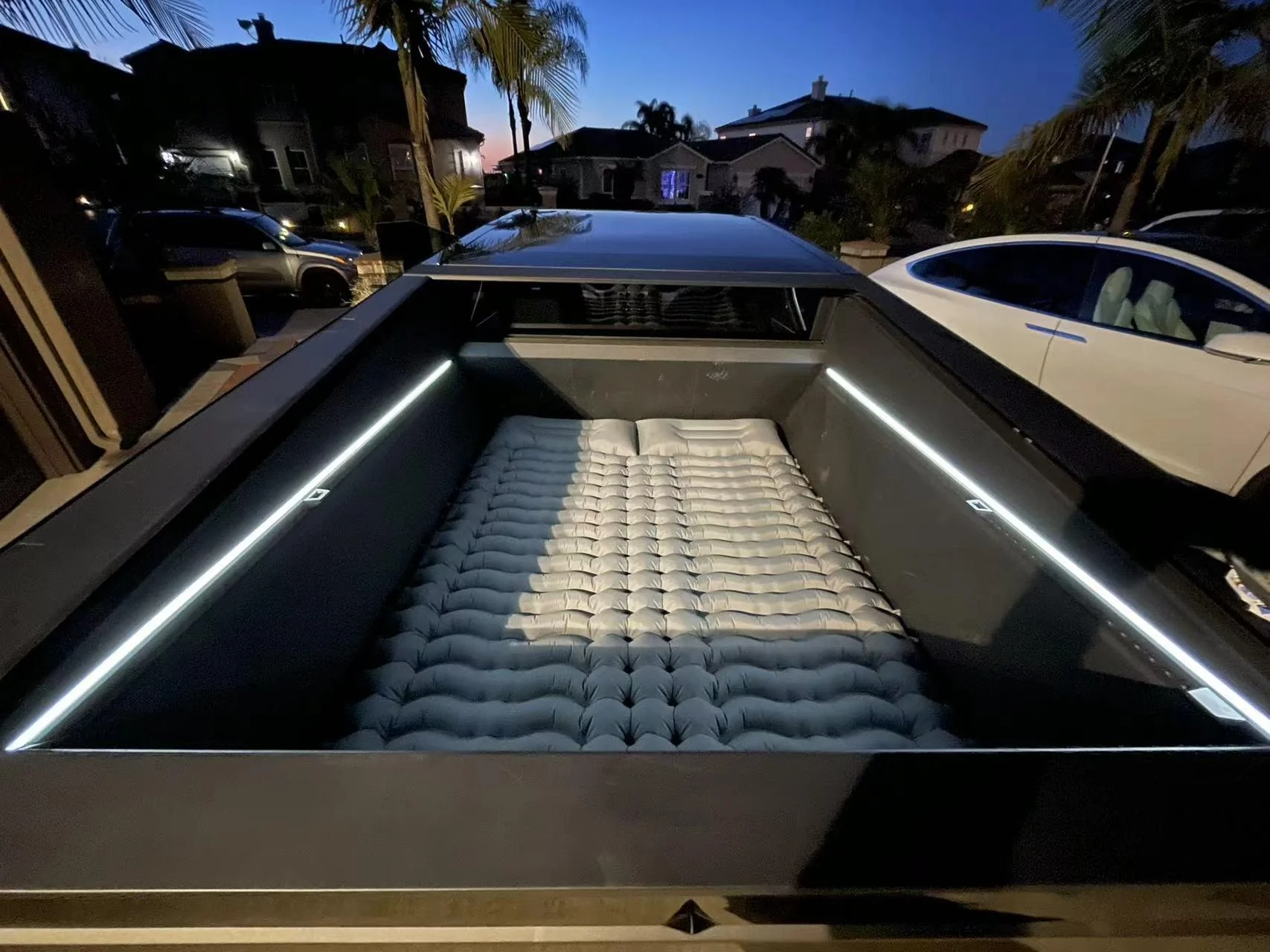 Tesla Cybertruck Cybertruck Bed Air Mattress - BestEvMod product 1