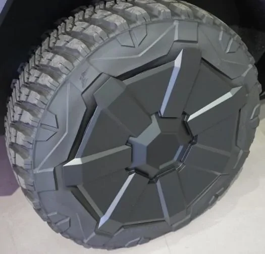 Tesla Cybertruck Breaking: Tactical Grey Interior + 20" Core Wheel Design and Aero Cover for Foundation Series Cybertruck Sin título