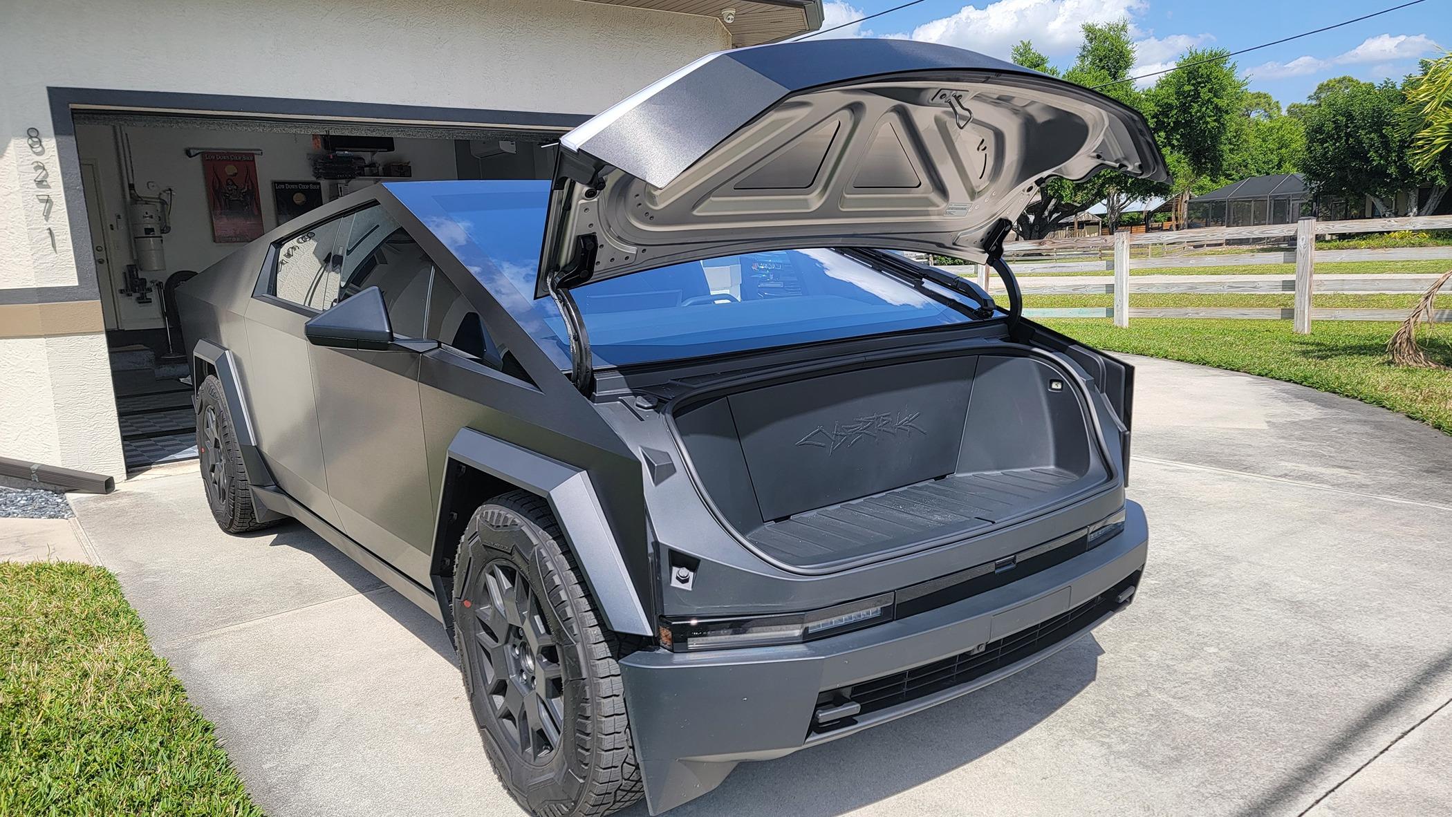 Tesla Cybertruck Cybertruck Wrapped in 3M 2080 - Brushed Black Metallic 20240312_145004-