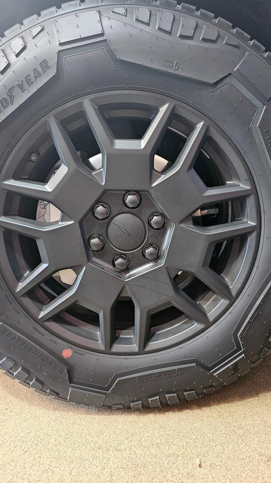 Tesla Cybertruck Cybertruck Delivered with Center Caps 20240518_173925