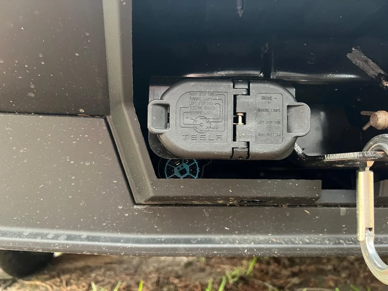 Tesla Cybertruck 7-pin Trailer Connection - No Power IMG_0610