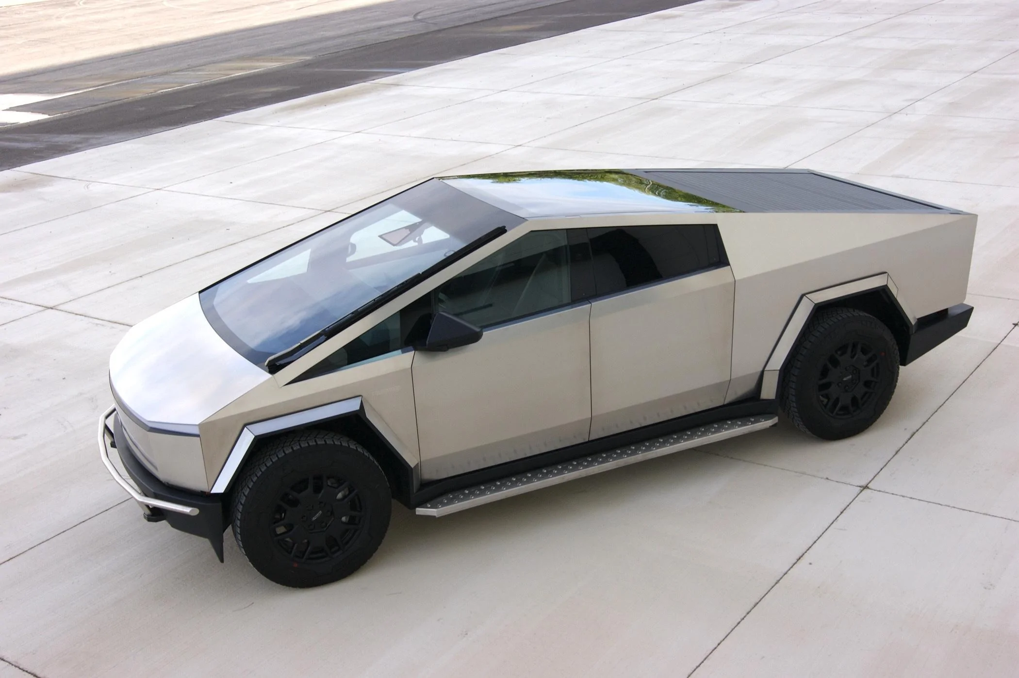 Tesla Cybertruck 👋 RealWheels EV - NEW Cybertruck Accessories Running Boards, Trim, Bumper Bars and more! DSC01176