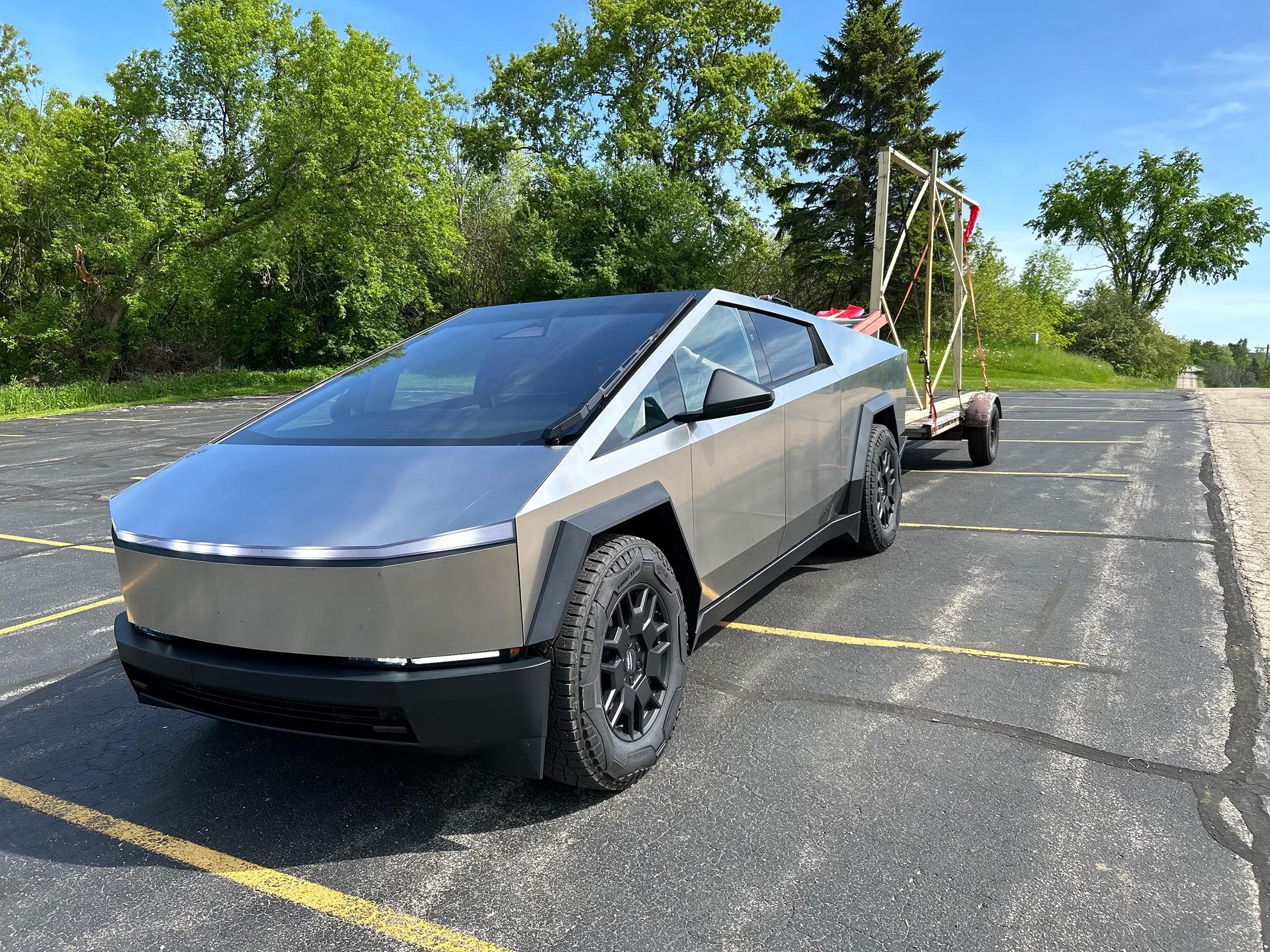 Tesla Cybertruck Cybertruck hauling!! IMG_8470