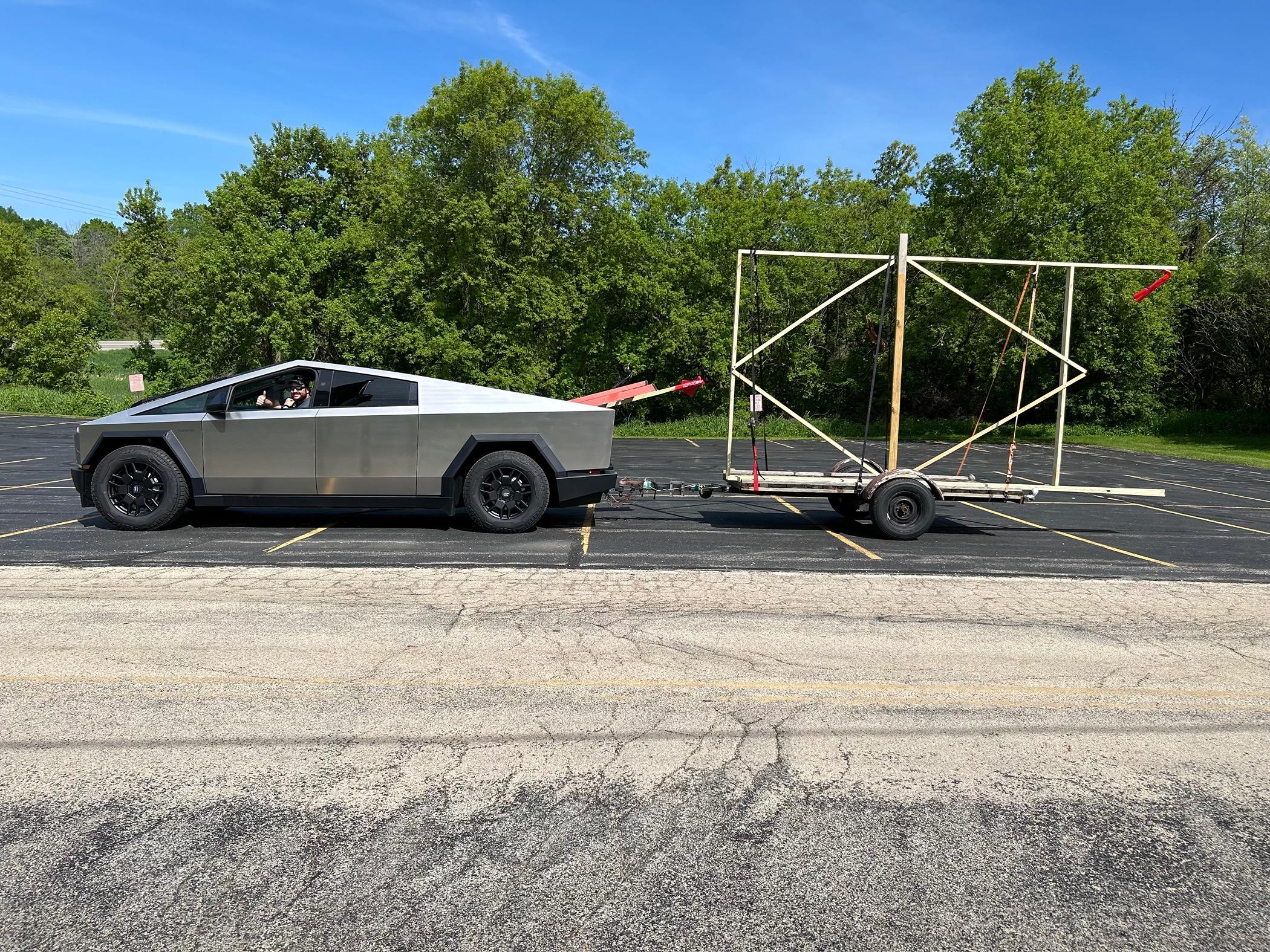 Tesla Cybertruck Cybertruck hauling!! IMG_8472