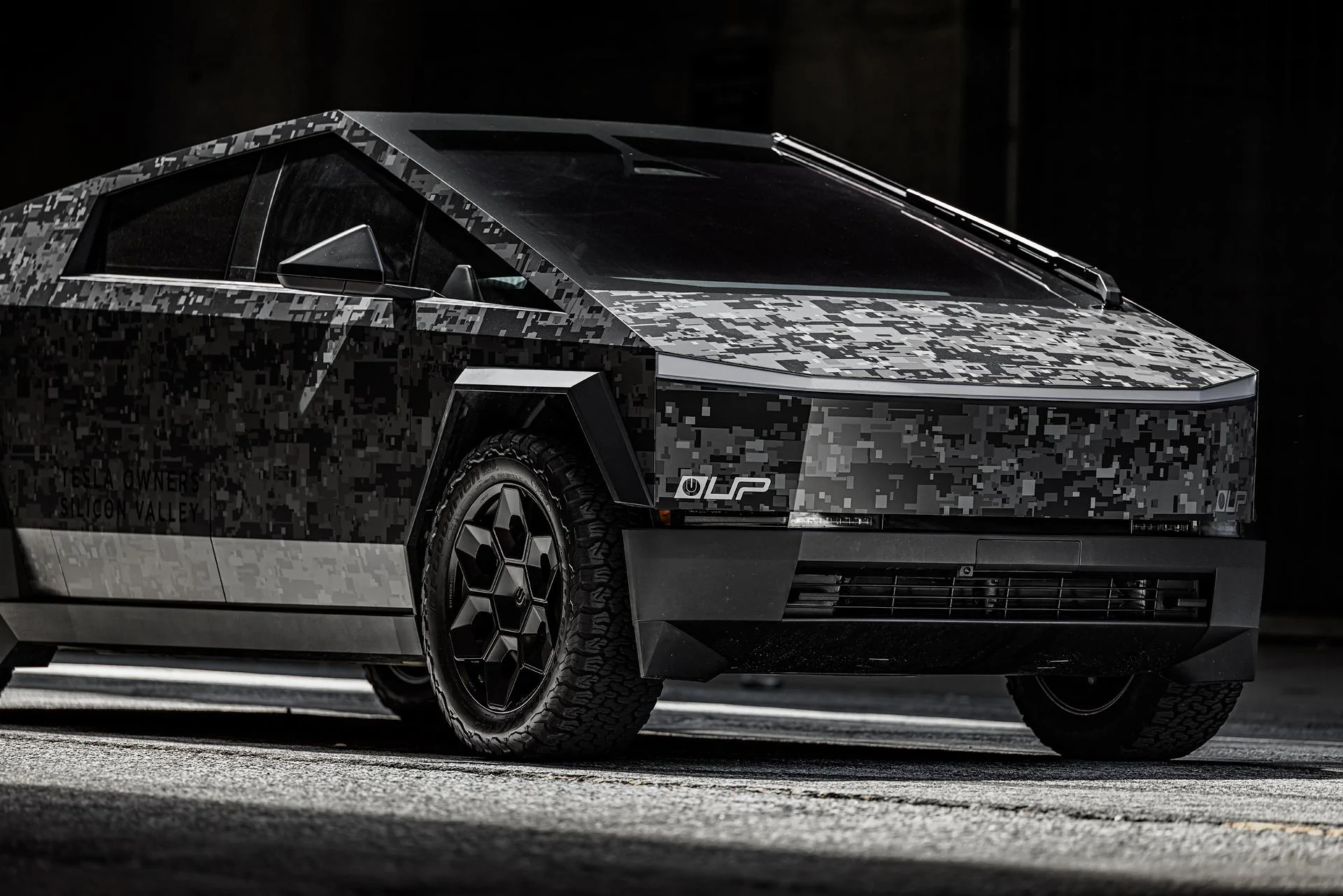 Tesla Cybertruck Camo / Camouflage Vinyl Wrap & PPF Cybertruck -- Photos & Videos Unplugged Performance Digital Camo Cybertruck Tesla Owners Silicon Valley 22 inch Cybrhex wh