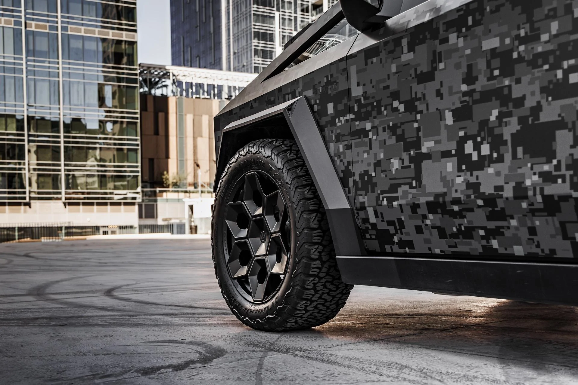 Tesla Cybertruck Camo / Camouflage Vinyl Wrap & PPF Cybertruck -- Photos & Videos Unplugged Performance Digital Camo Cybertruck Tesla Owners Silicon Valley 22 inch Cybrhex wh
