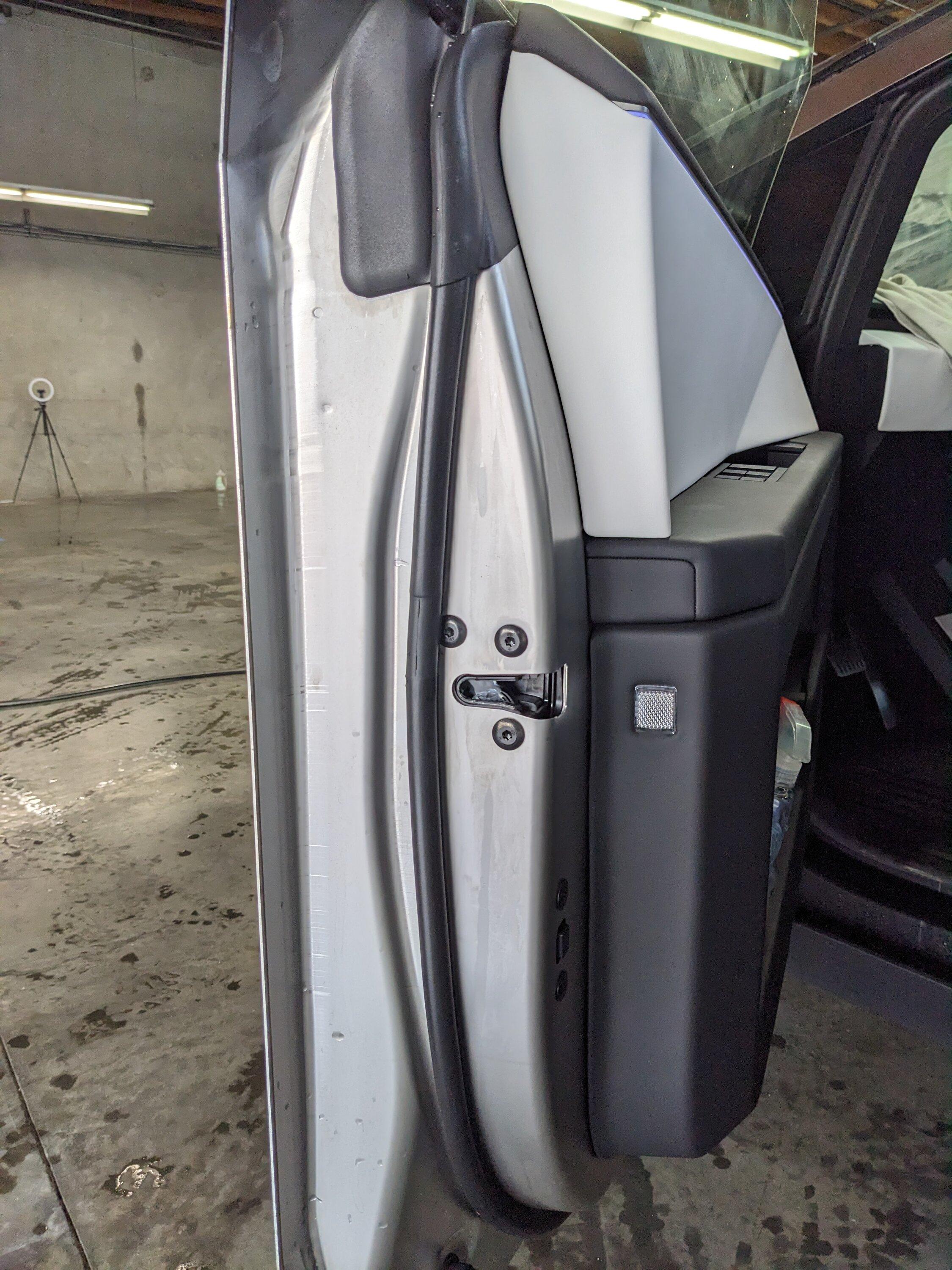Tesla Cybertruck Kardashian has the new wheel covers? pxl_20240205_184933557-mp-