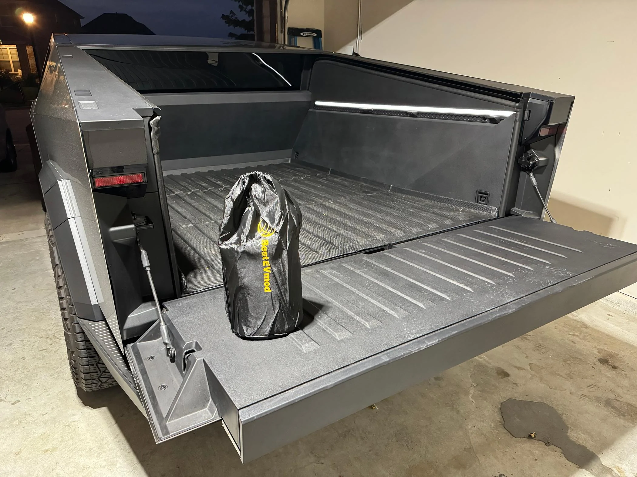 Tesla Cybertruck [REVIEW] Bed Air Mattress by BestEVMod/EVVida IMG_6345