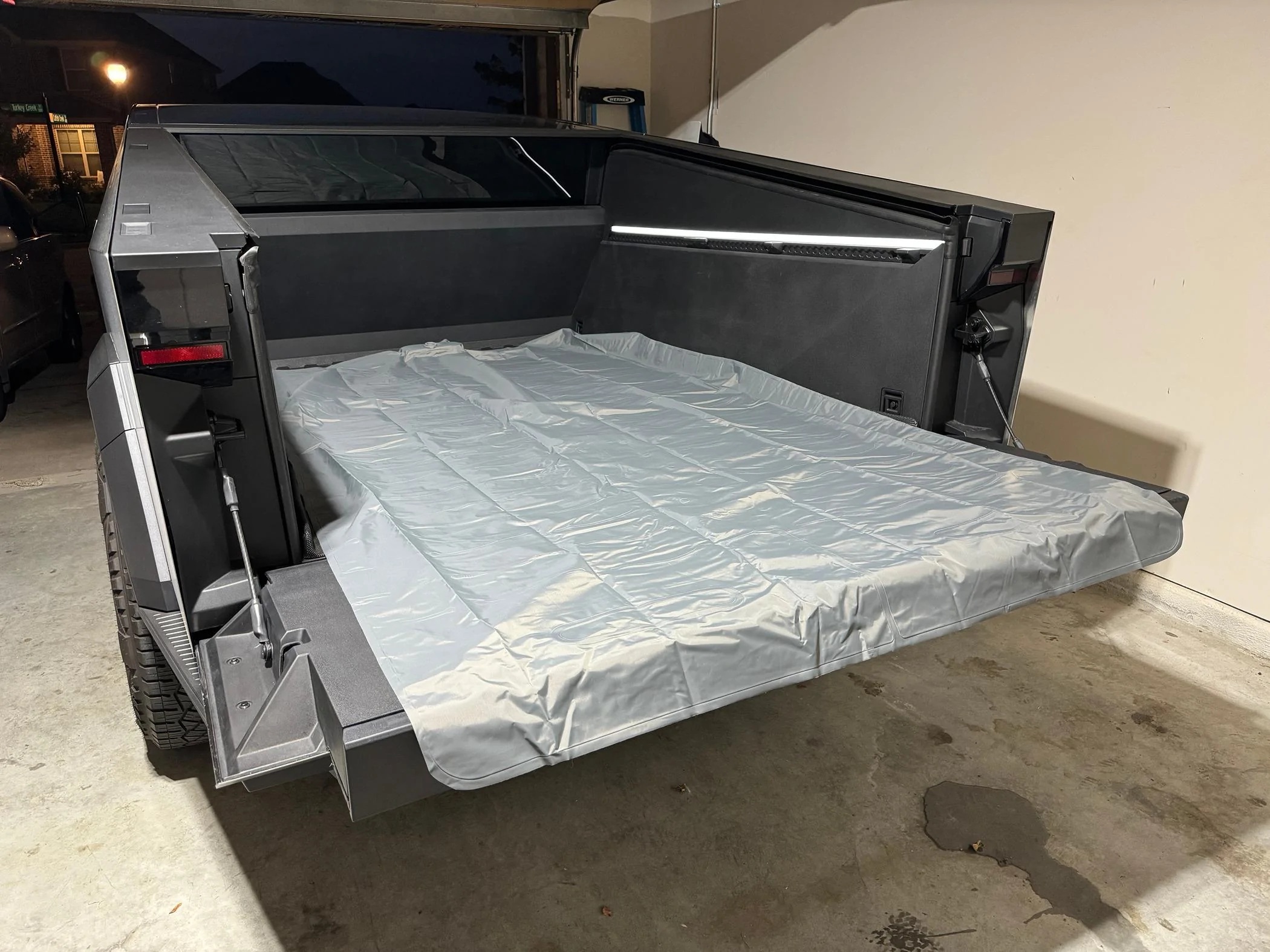 Tesla Cybertruck [REVIEW] Bed Air Mattress by BestEVMod/EVVida IMG_6346