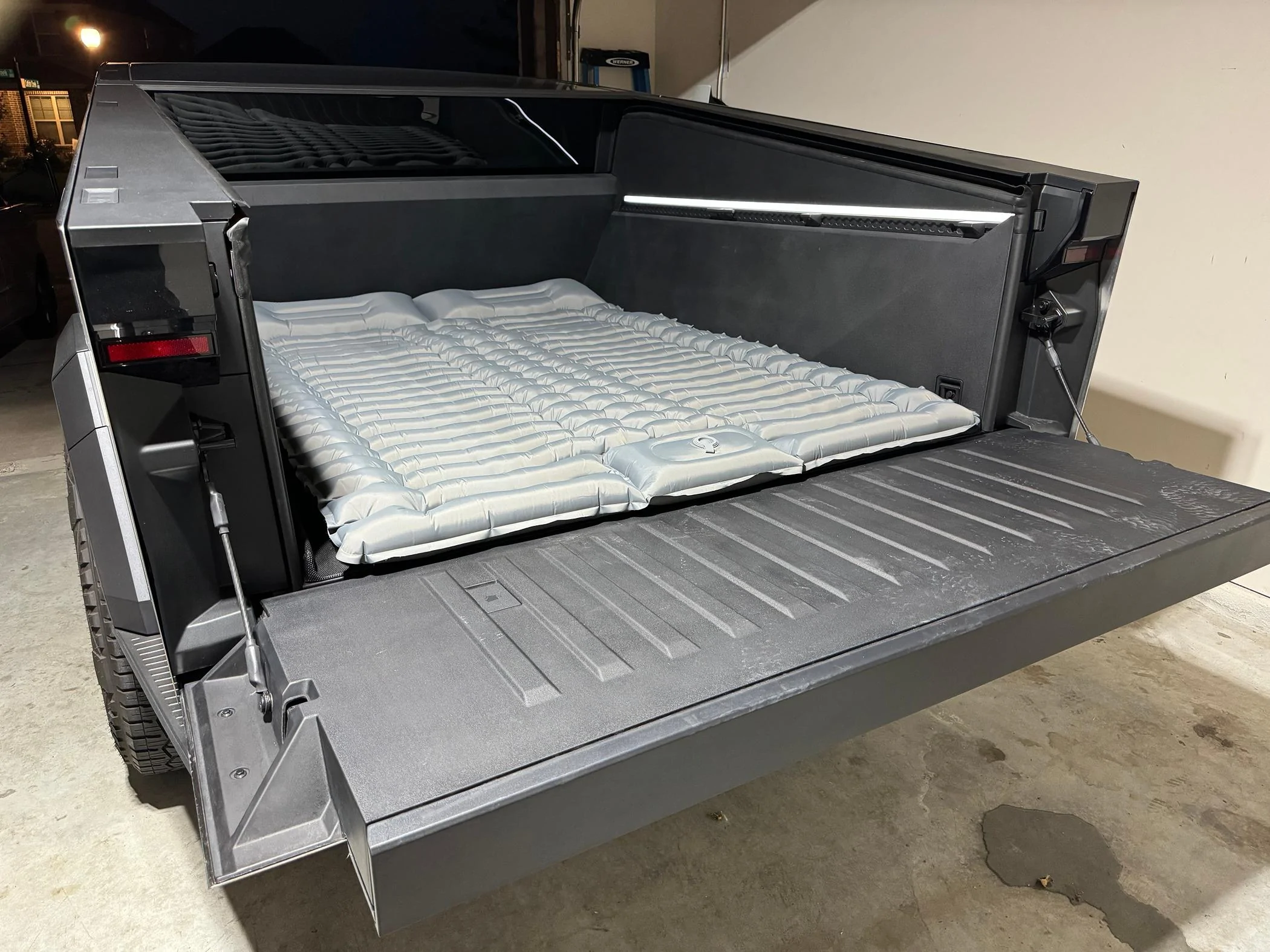 Tesla Cybertruck [REVIEW] Bed Air Mattress by BestEVMod/EVVida IMG_6348