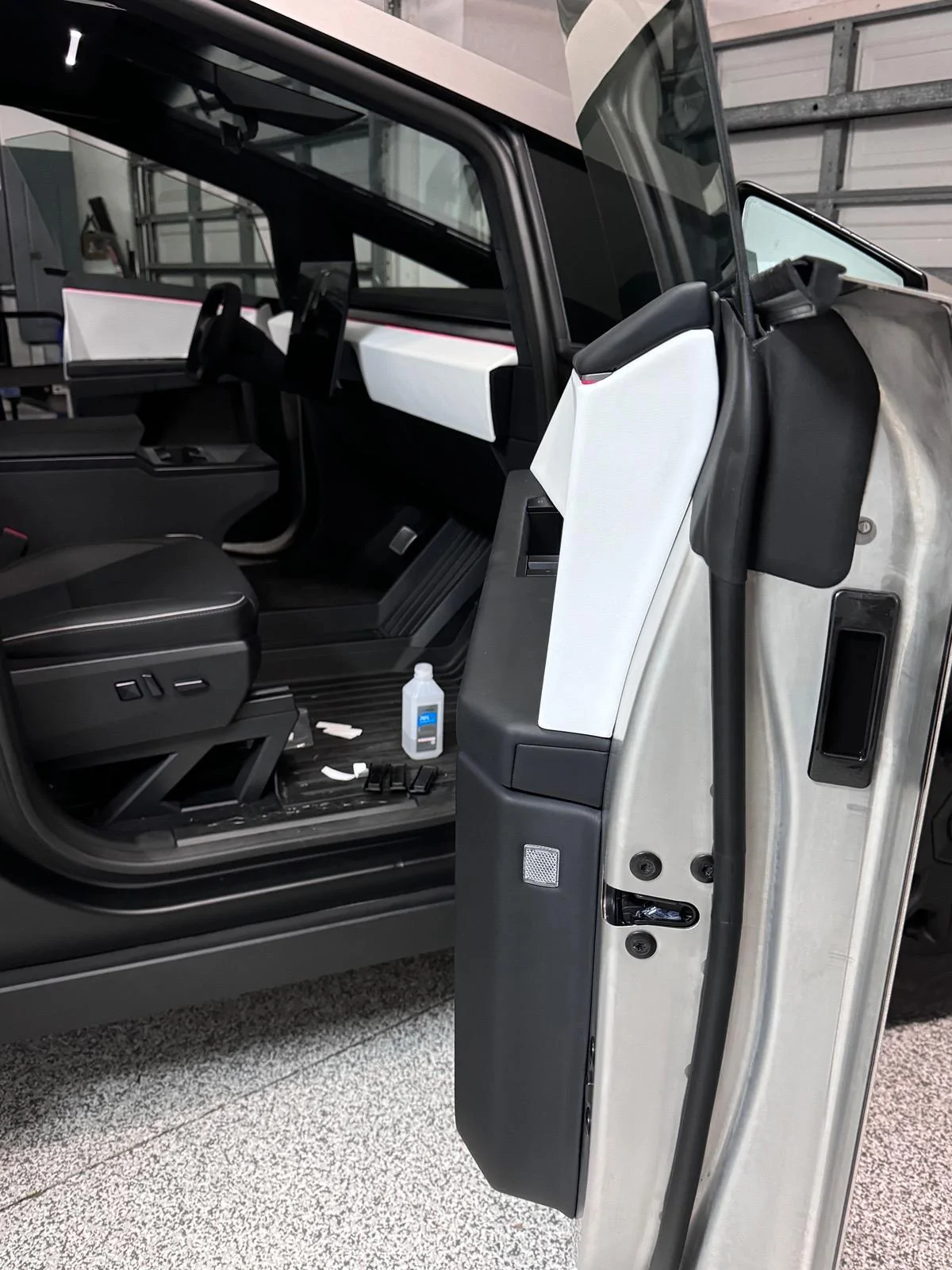 Tesla Cybertruck Installed doorhandles to prevent fingerprints IMG_9594