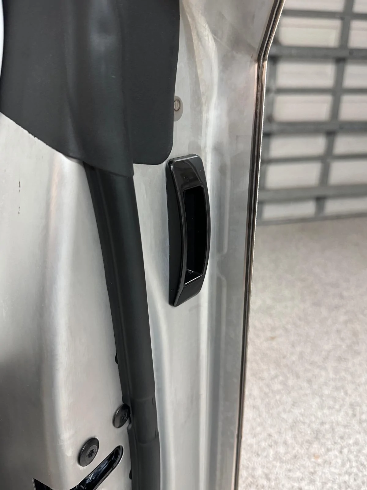 Tesla Cybertruck Installed doorhandles to prevent fingerprints IMG_9596