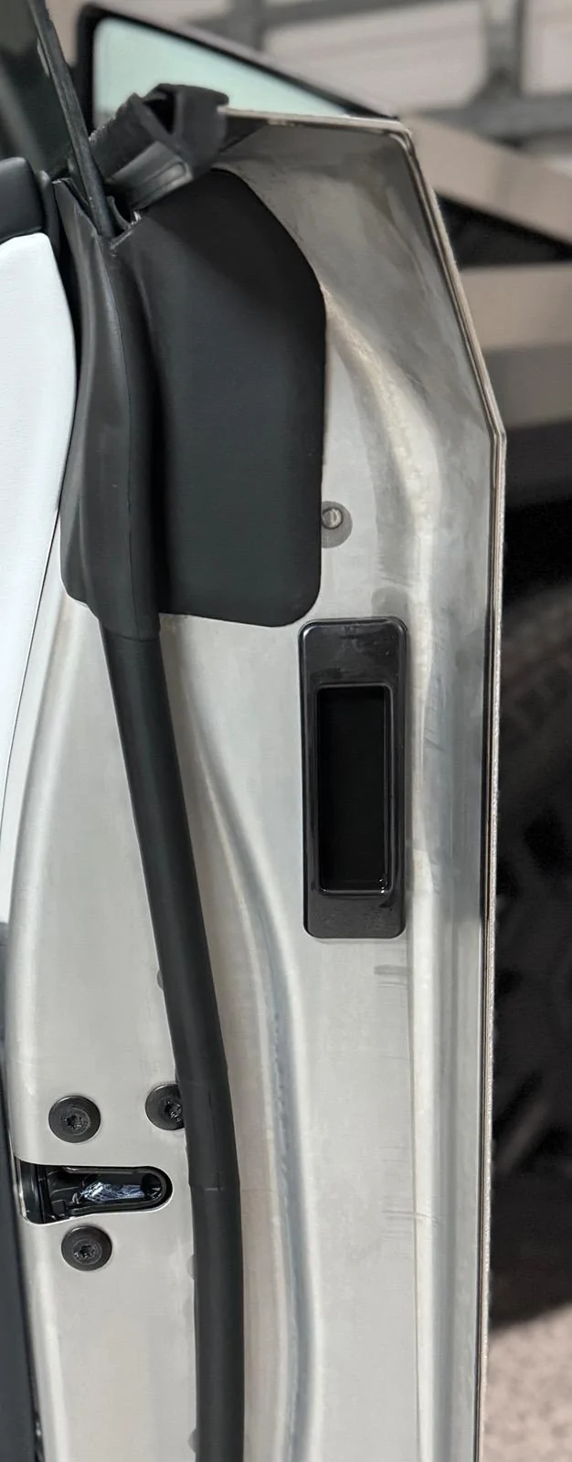 Tesla Cybertruck Installed doorhandles to prevent fingerprints IMG_9595