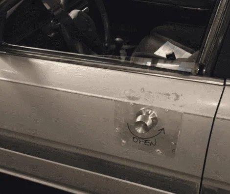 Tesla Cybertruck Installed doorhandles to prevent fingerprints Image_20240523130443