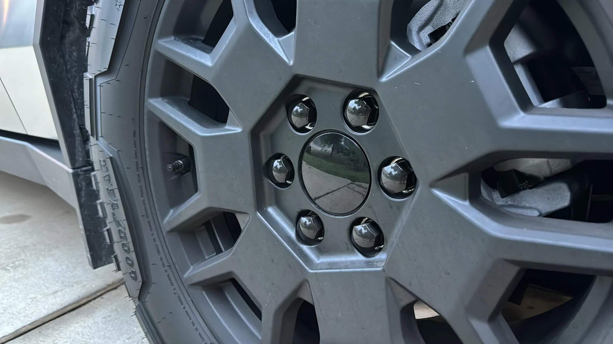 Tesla Cybertruck Rust in center of wheel hub? 717546B2-97D5-4815-A5DF-C1DBEF1356A6