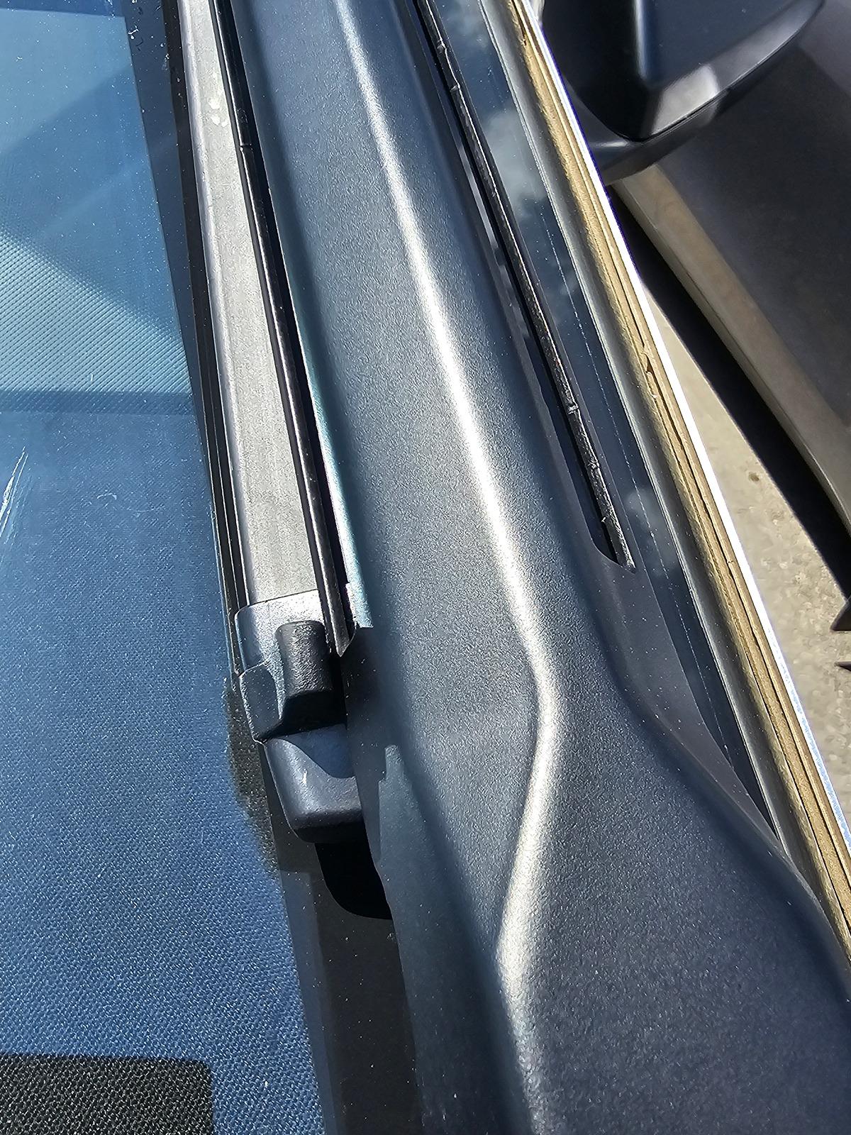 Tesla Cybertruck Wiper blade issue - blurry streak 20240522_135653