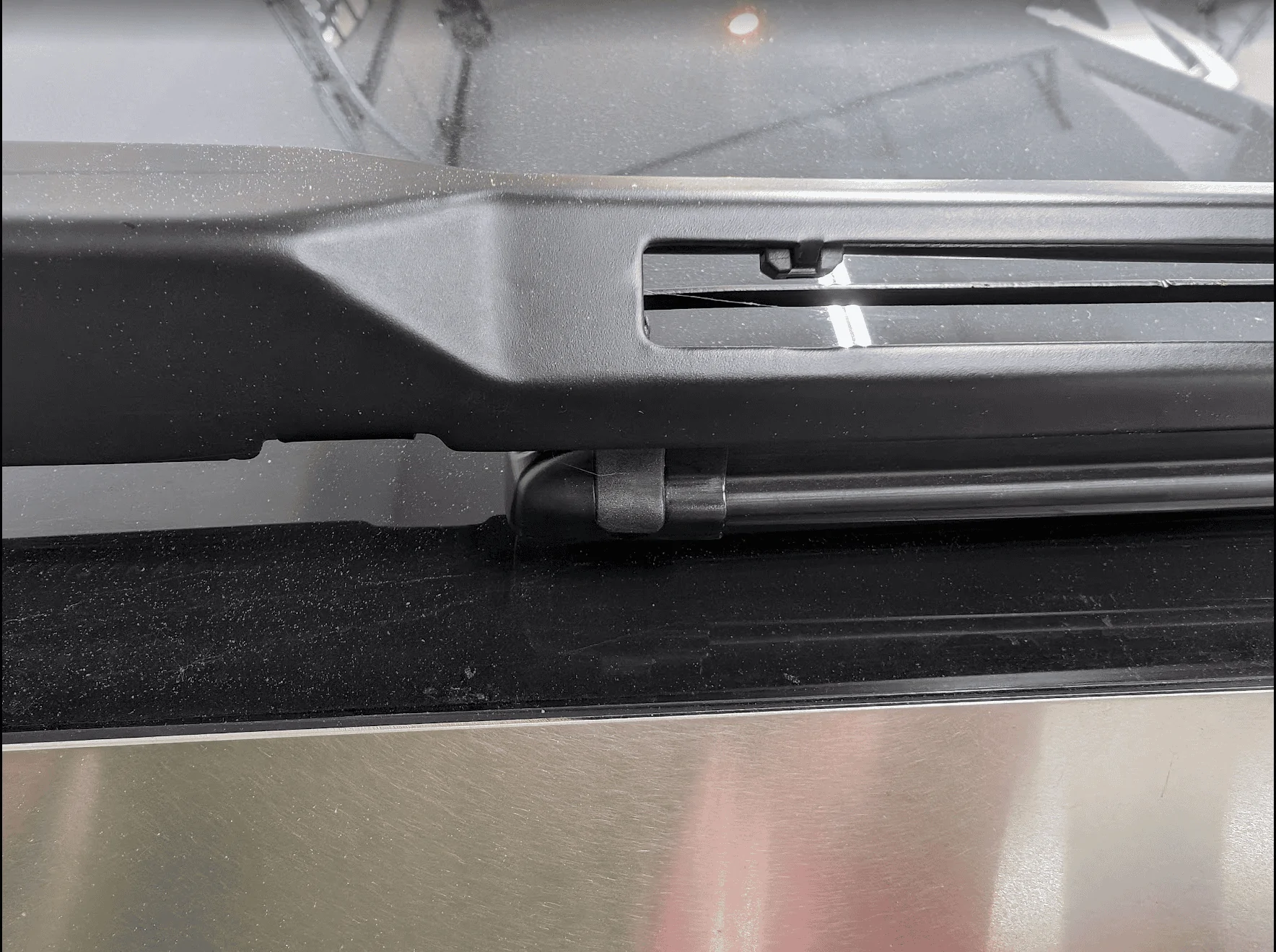 Tesla Cybertruck Wiper blade issue - blurry streak 1716729563099-g2