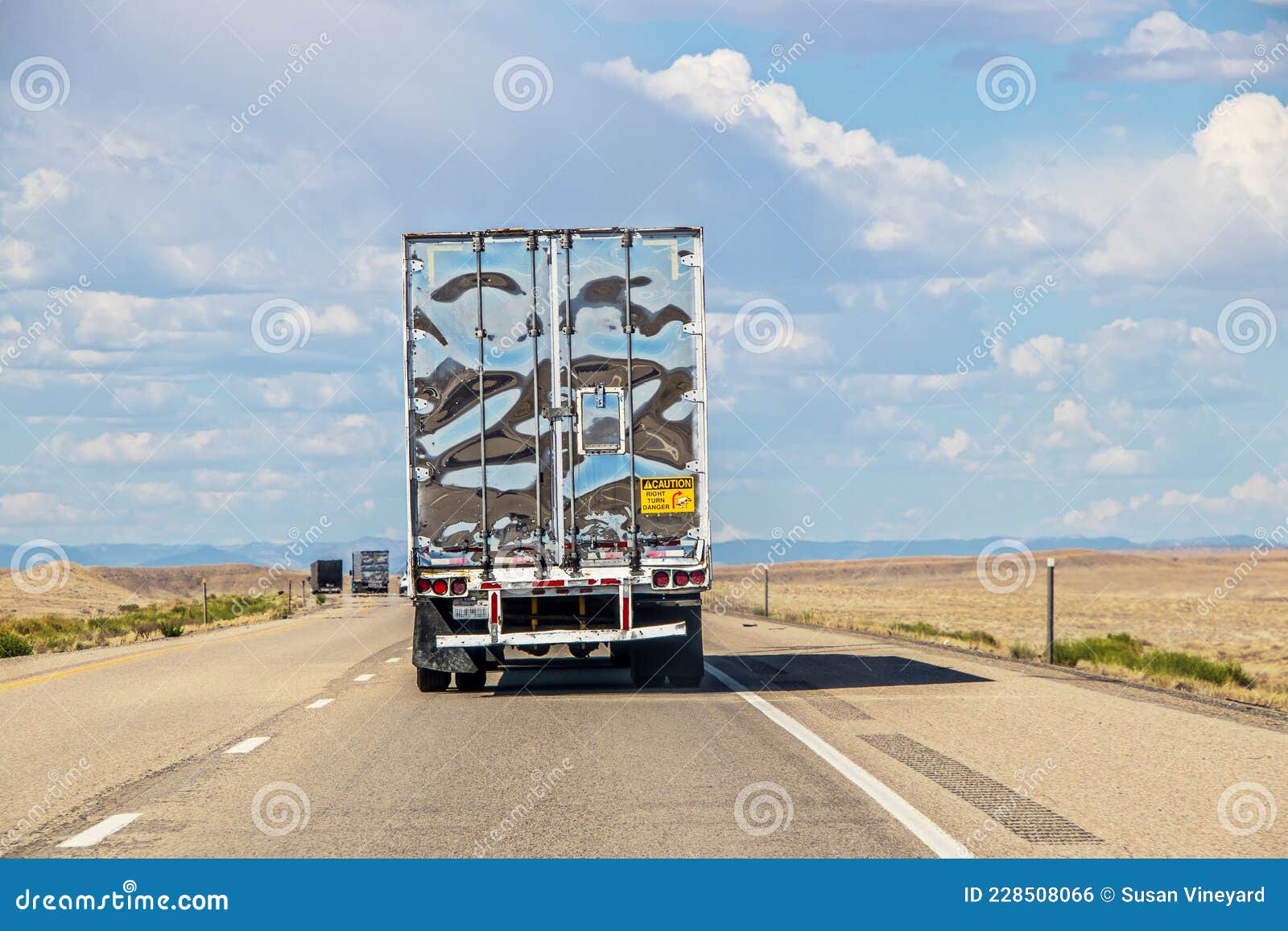 Tesla Cybertruck Polished Cybertruck is stunning mirror in motion 🤩😎 semi-tractor-trailer-truck-desert-highway-shiny-back-reflecting-sky-pavement-blurry-pattern-mo