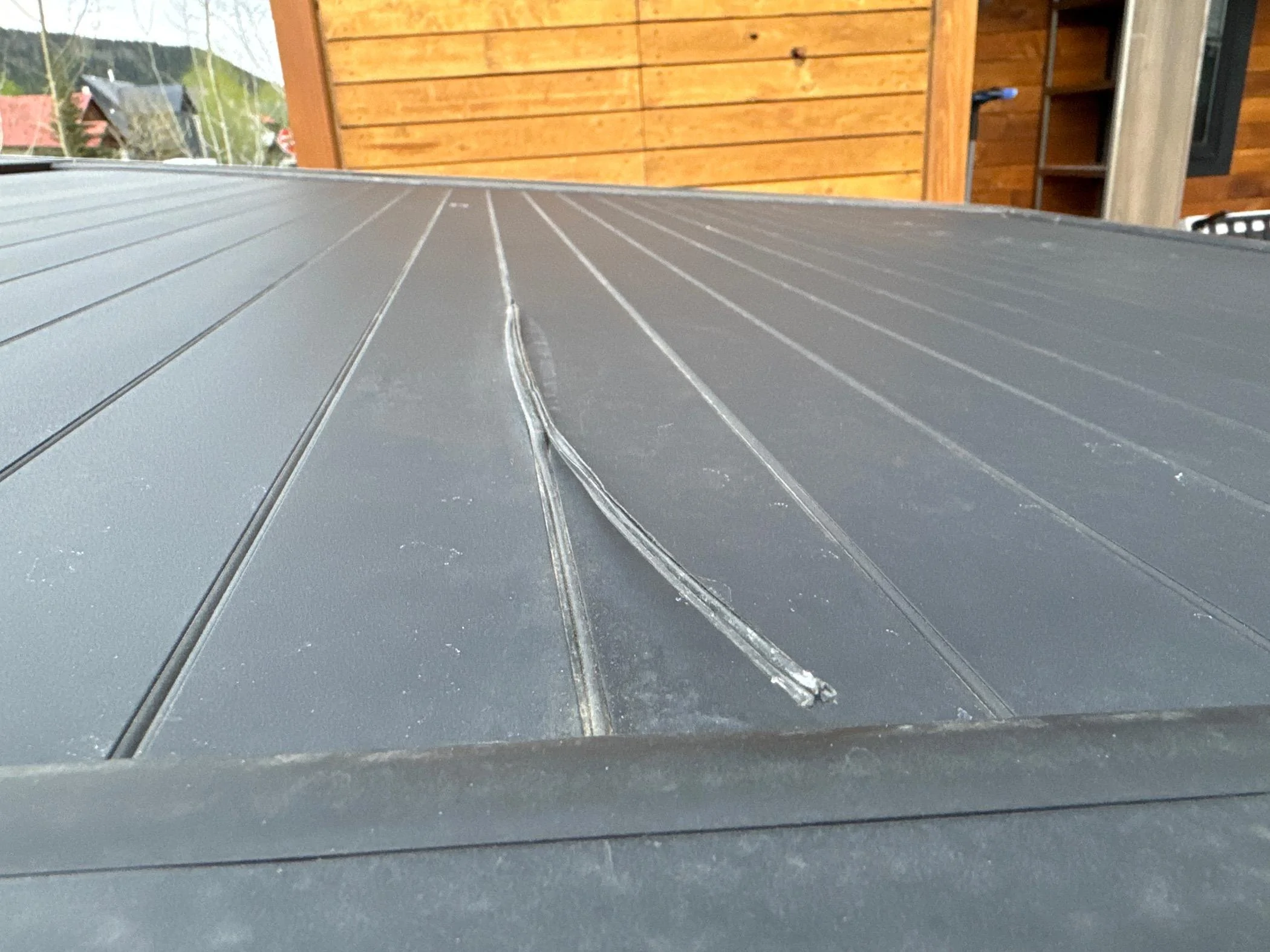 Tesla Cybertruck Tonneau Cover Horizontal gasket fail imag