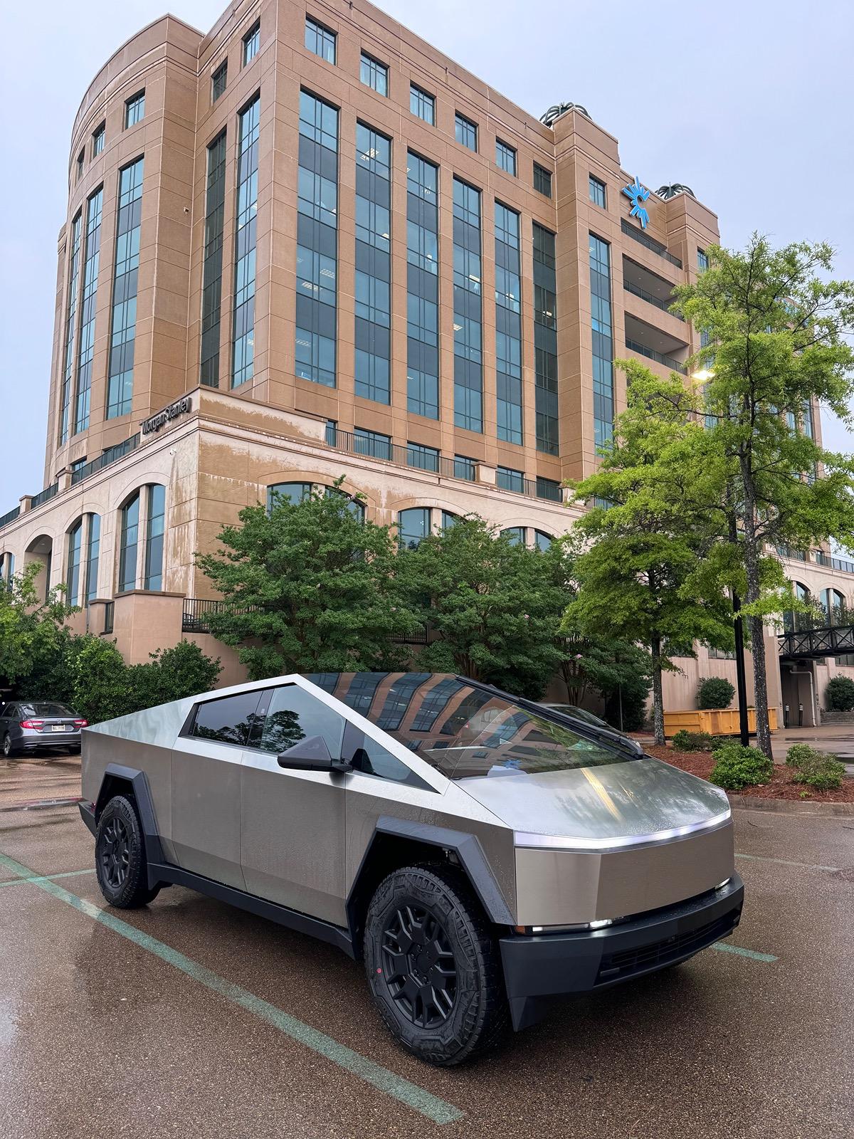 Tesla Cybertruck Cyberbeast waiting room ⏳ IMG_2154