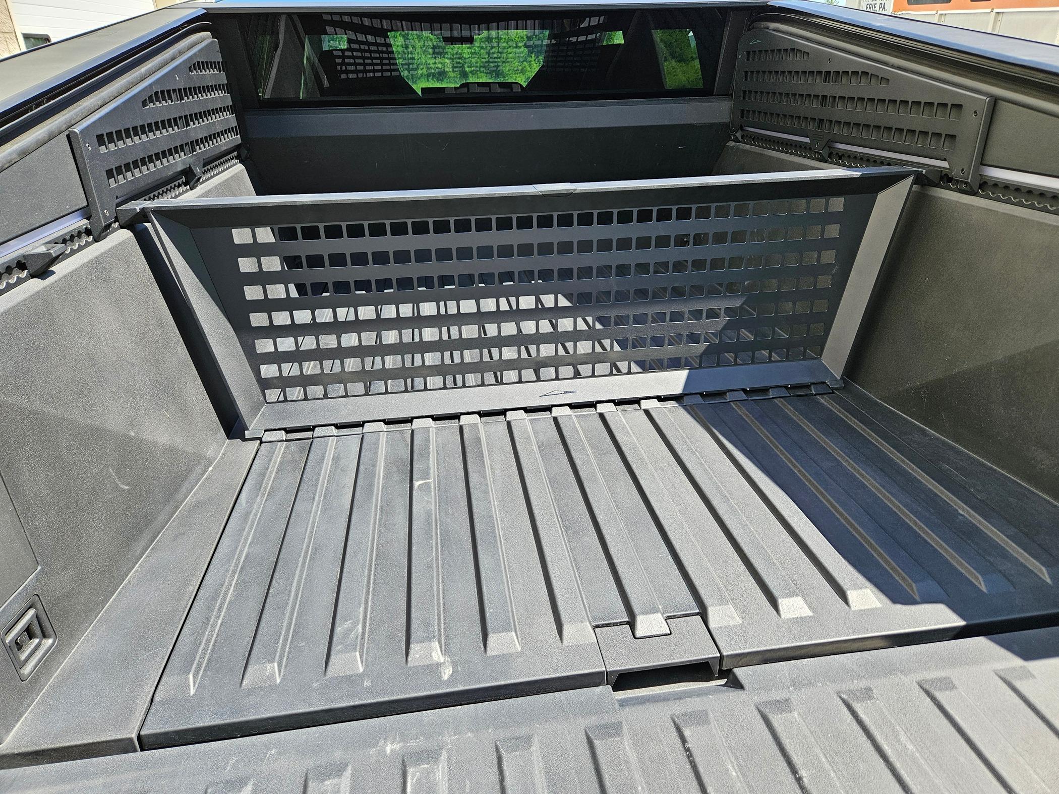 Tesla Cybertruck Cybertruck Cargo Divider fitment issue 20240531_160313
