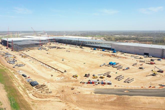 Tesla Cybertruck Tesla Will Hire More Than 10K Workers For Austin Texas Cybertruck Factory 7ed5351e-eeab-40d0-842f-b243070abde3-BMW_Tesla_03